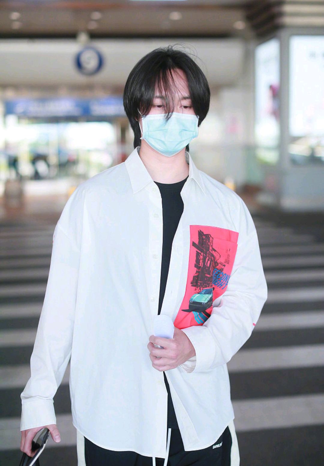 "商老板"尹正现身北京机场,他身穿白色外套和黑色衣裤十分潇洒