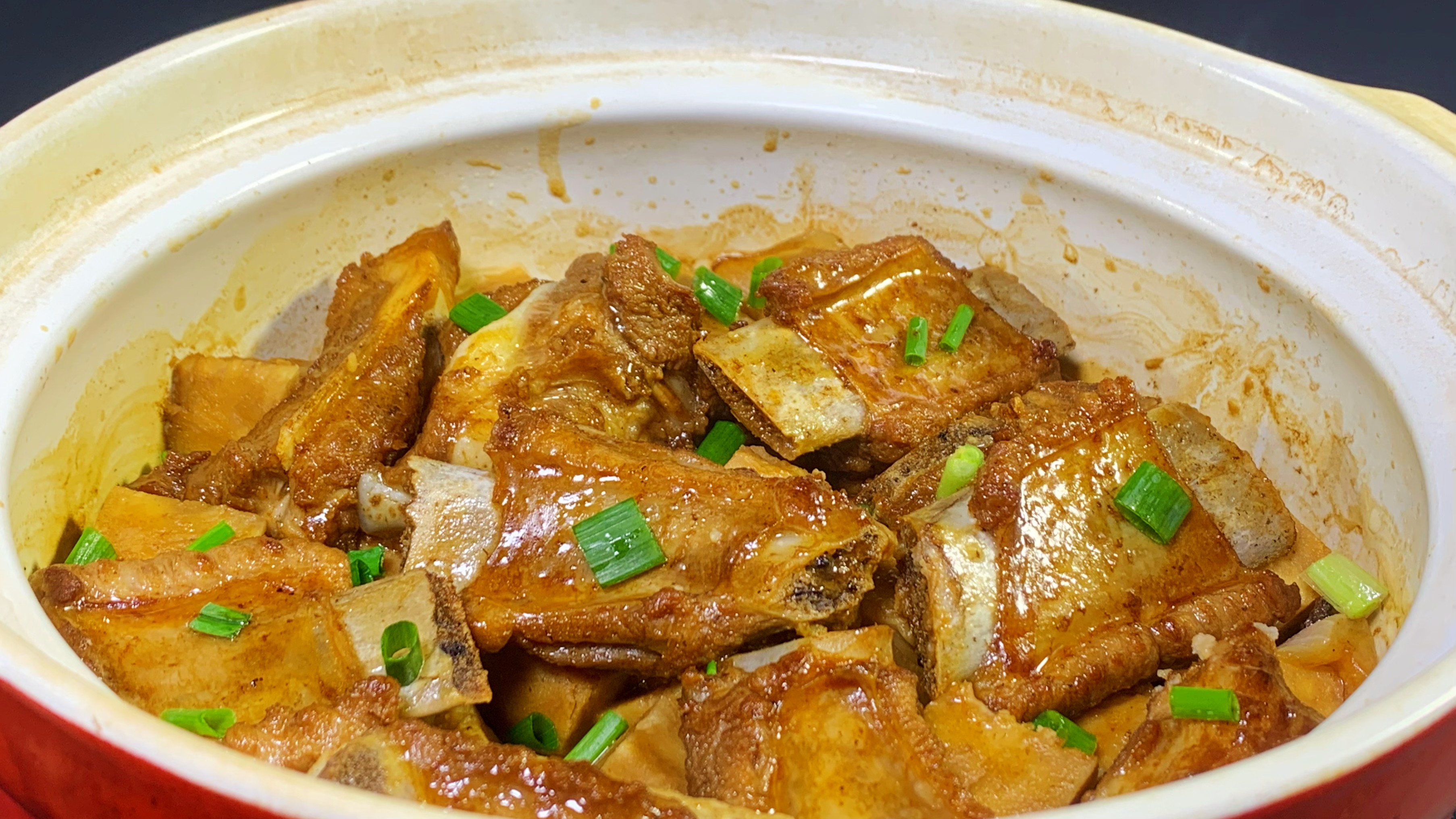 我家最受欢迎的一道家常菜「芋头排骨煲」软糯鲜香，全家都爱吃