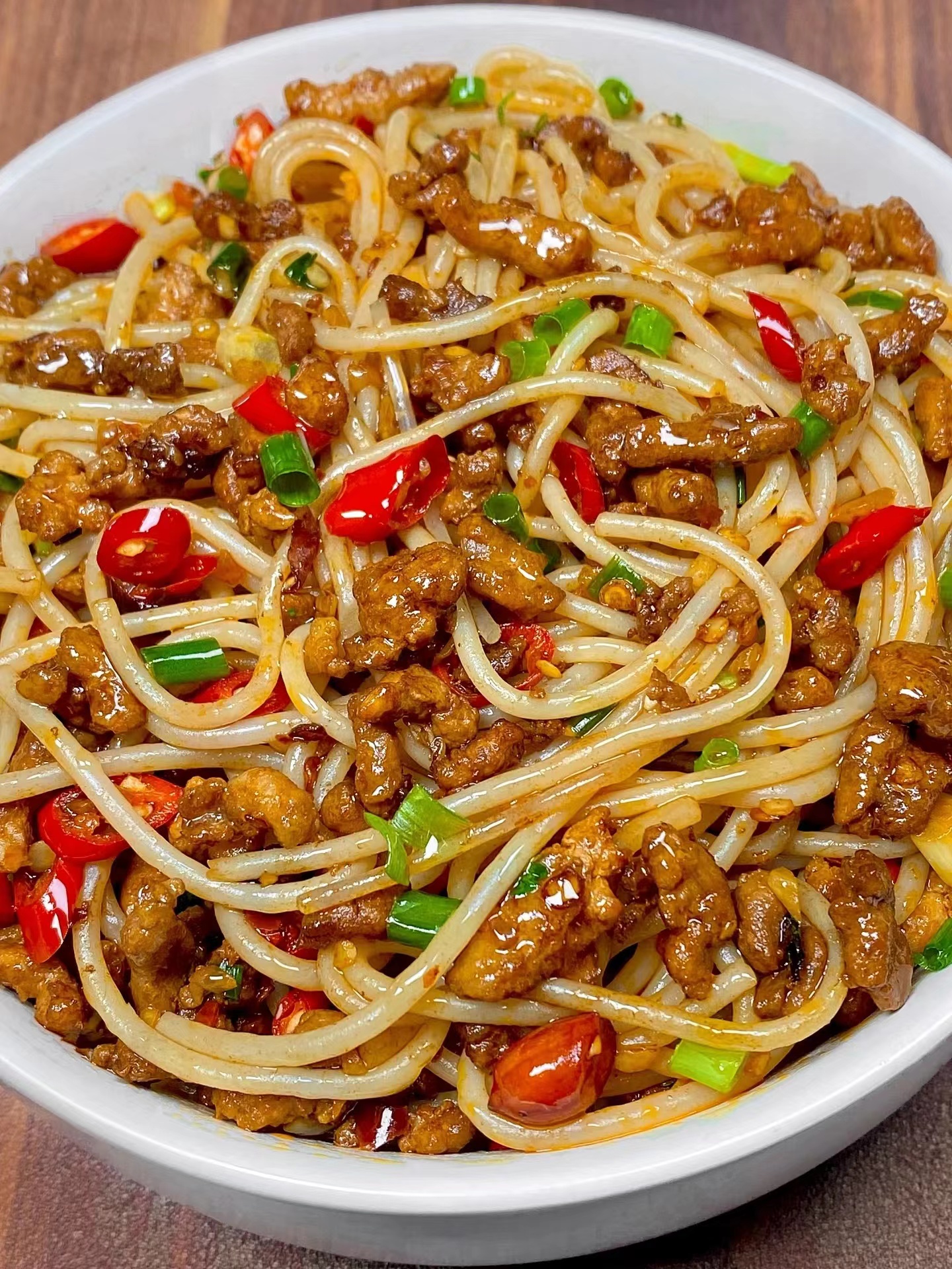 肉酱拌粉的家常做法,香香辣辣,越吃越想吃!