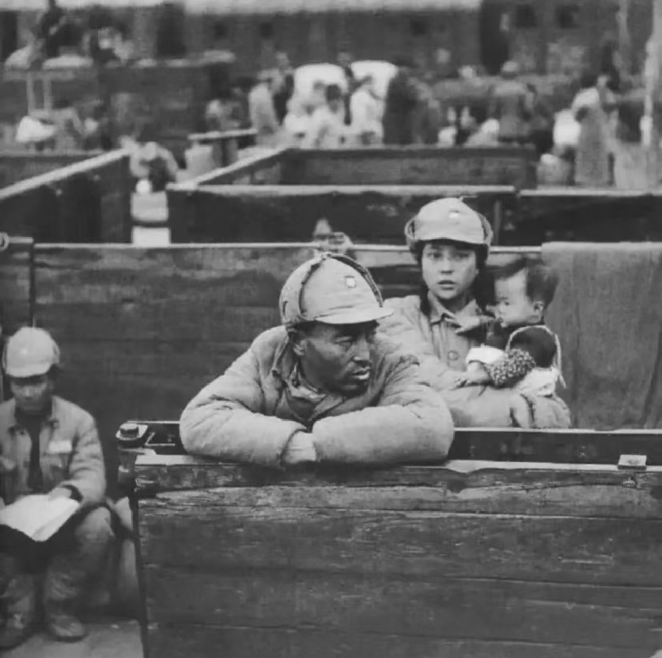 这是一张1949年,国民党撤退台湾时的老照片,其中一位女兵怀抱一个小