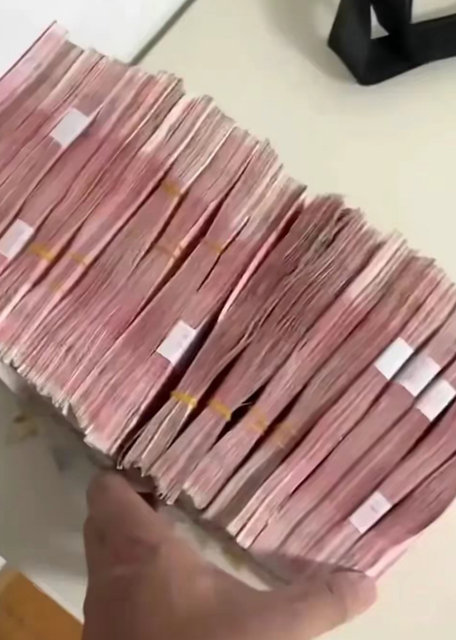 孙海洋拿出了二十万现金,准备给符建涛妈妈送过去了,这些钱涛妈会全部