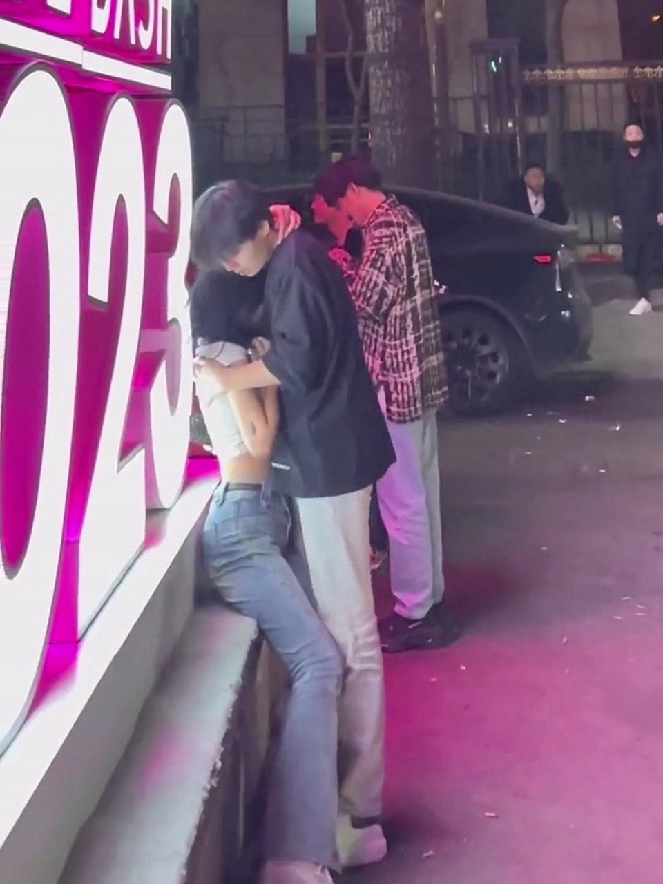 现在的小年轻怎么回事 有什么事不能回家做 在大街上不管我们这些老