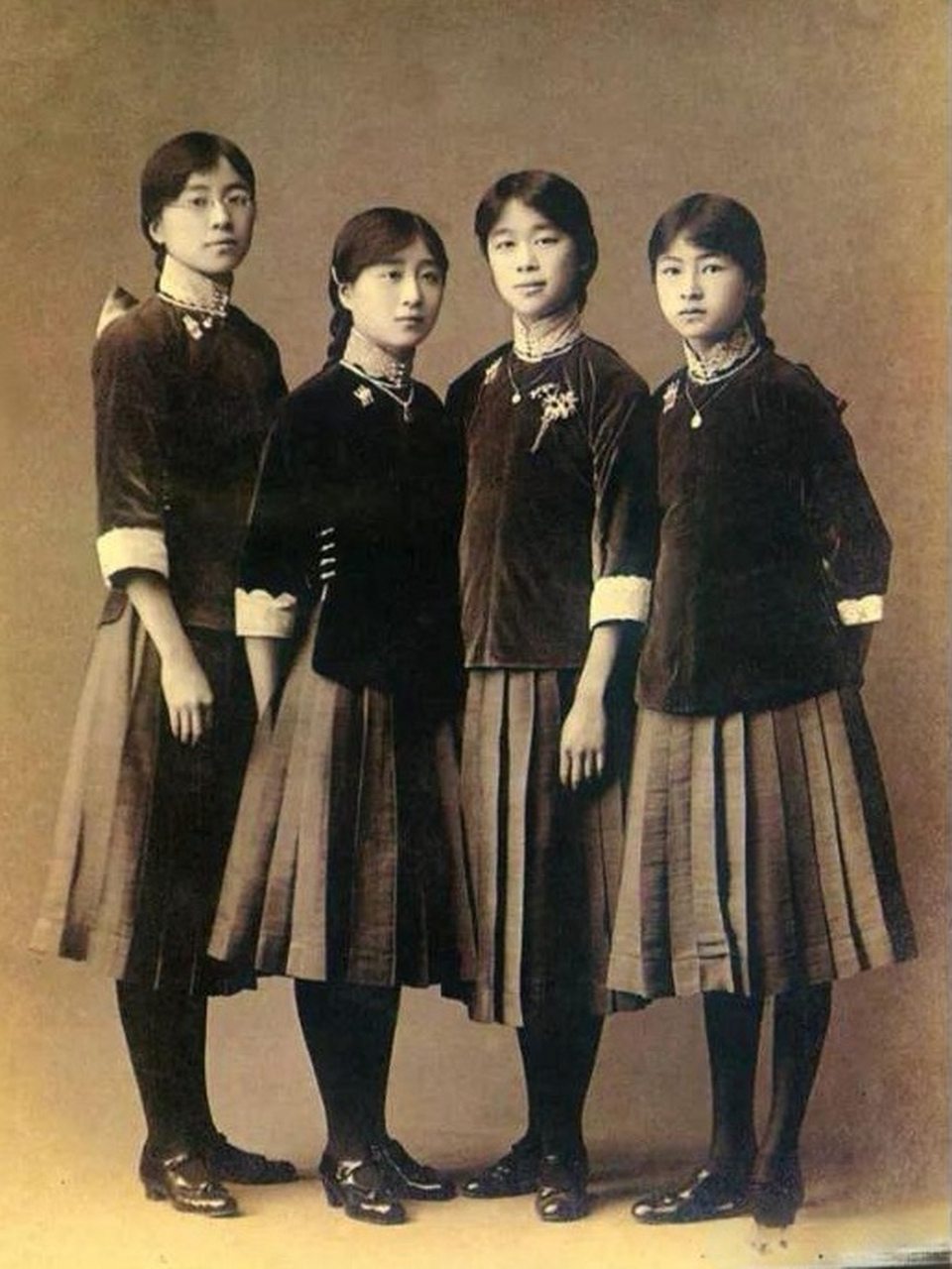 终于相信,民国时期的女学生已经开始流行穿黑丝袜了.