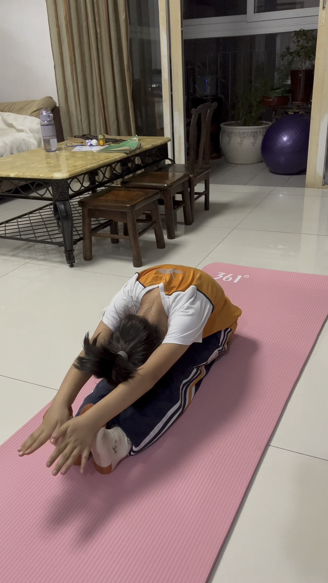 有舞蹈功底就是不一样,做坐位体前屈的时候还是非常轻松,这个考试可以