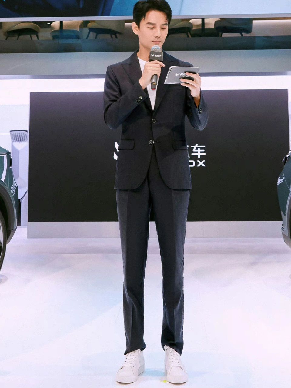 西装配小白鞋还是挺好看的.