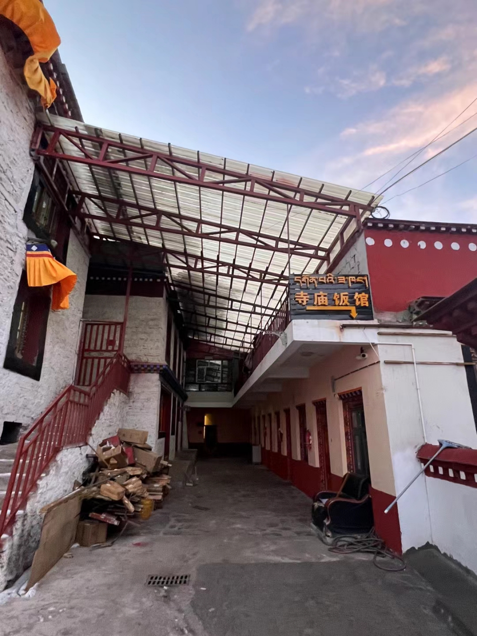 年所 建,位于山南市洛扎县拉康镇背后名为"佳普晋"的云雾缭绕的山巅上