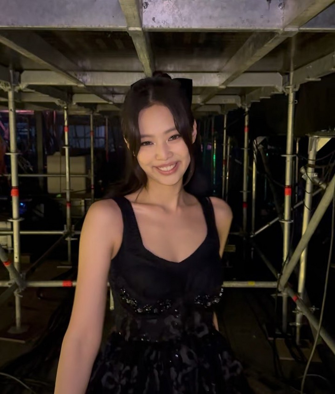 jennie穿蝴蝶结图案的a字裙就像一个公主. 她的身材真好.