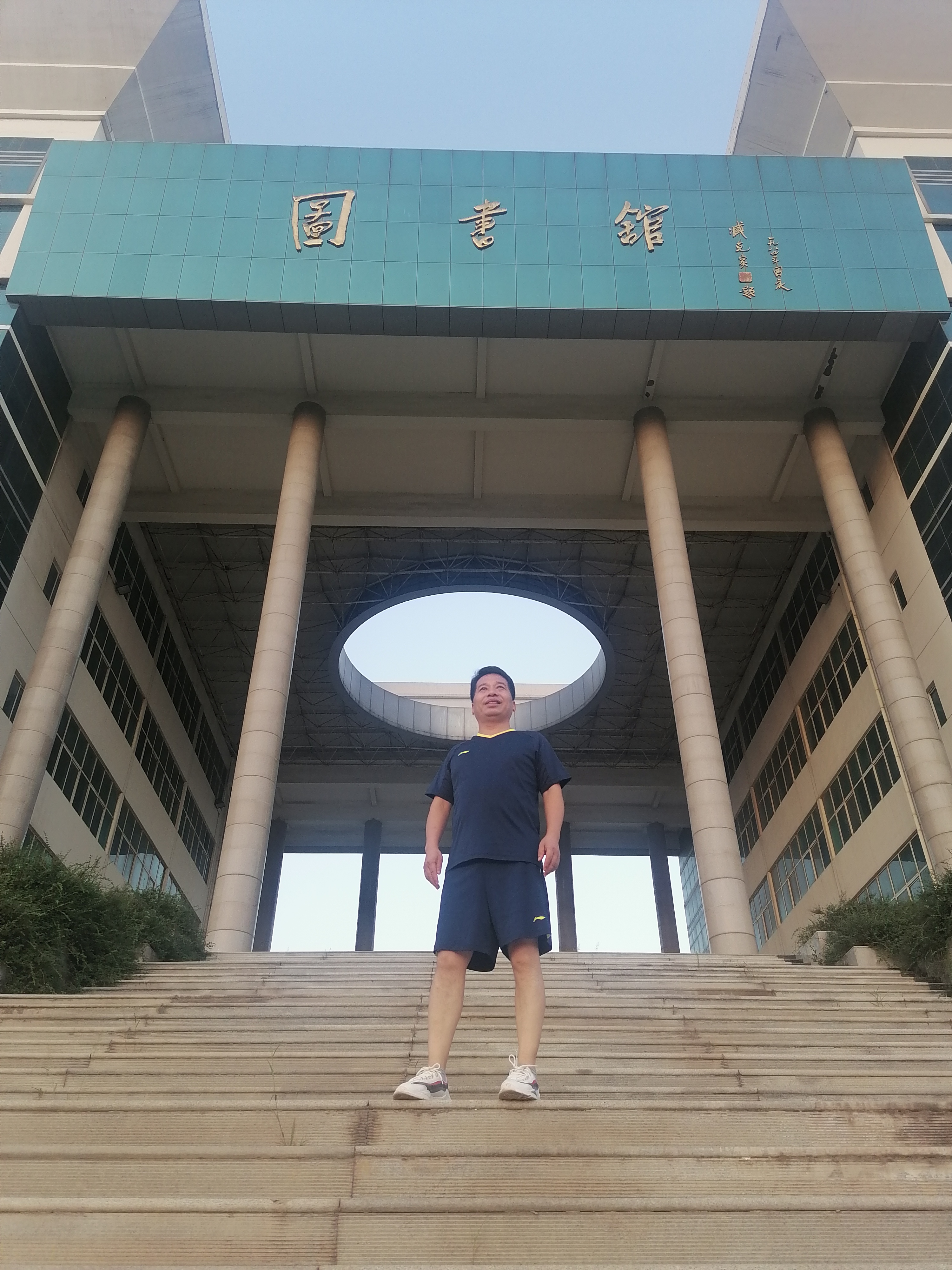 忽然发现,两鬓已有几根白发,下巴已经冒出少许白色胡