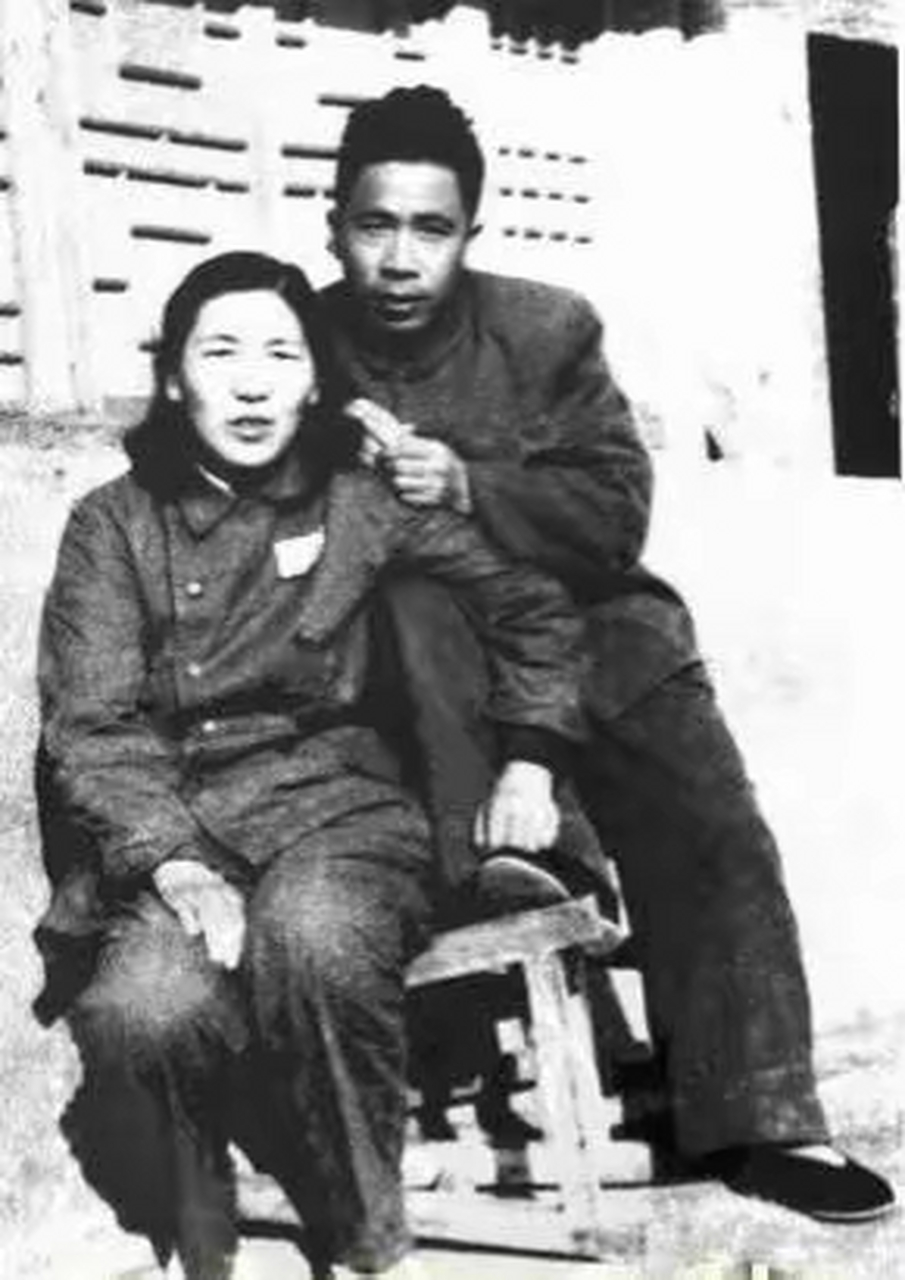 这是50年代,邱蔚少将和妻子田池守,一张罕见的留影,提起邱蔚这个名字