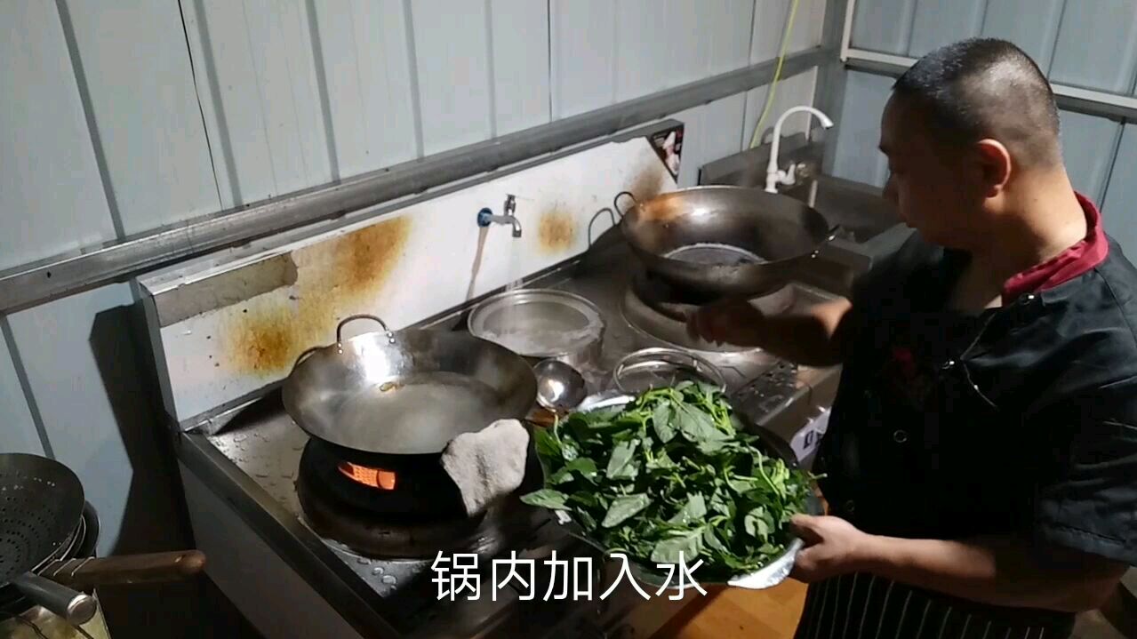 酒店里面几十块钱的一道菜,在农村遍地都是,就是这道凉拌莹莹菜