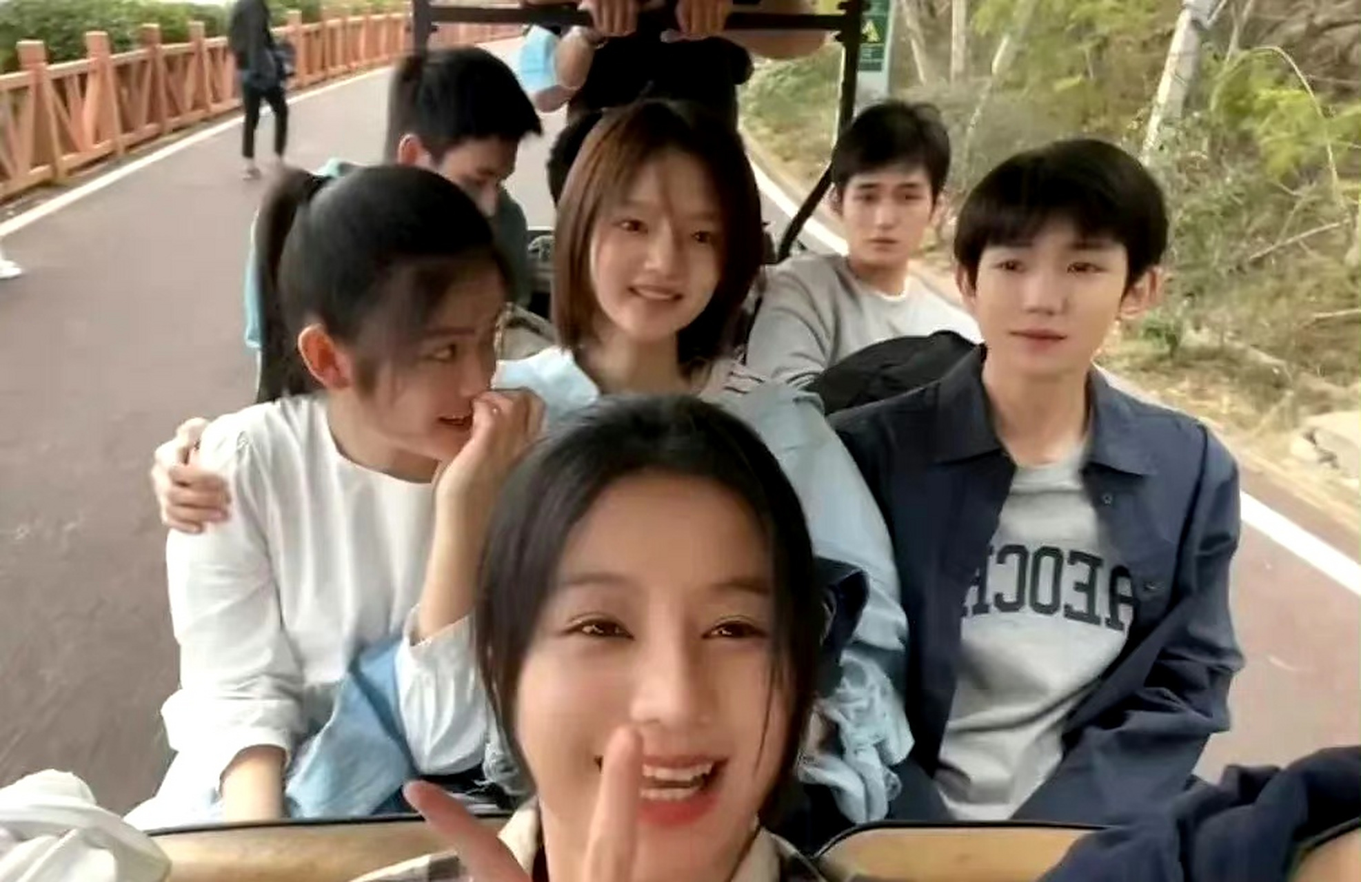 任敏在这张合照里就她最出众吧?原生脸的优势合照里就显示出来了