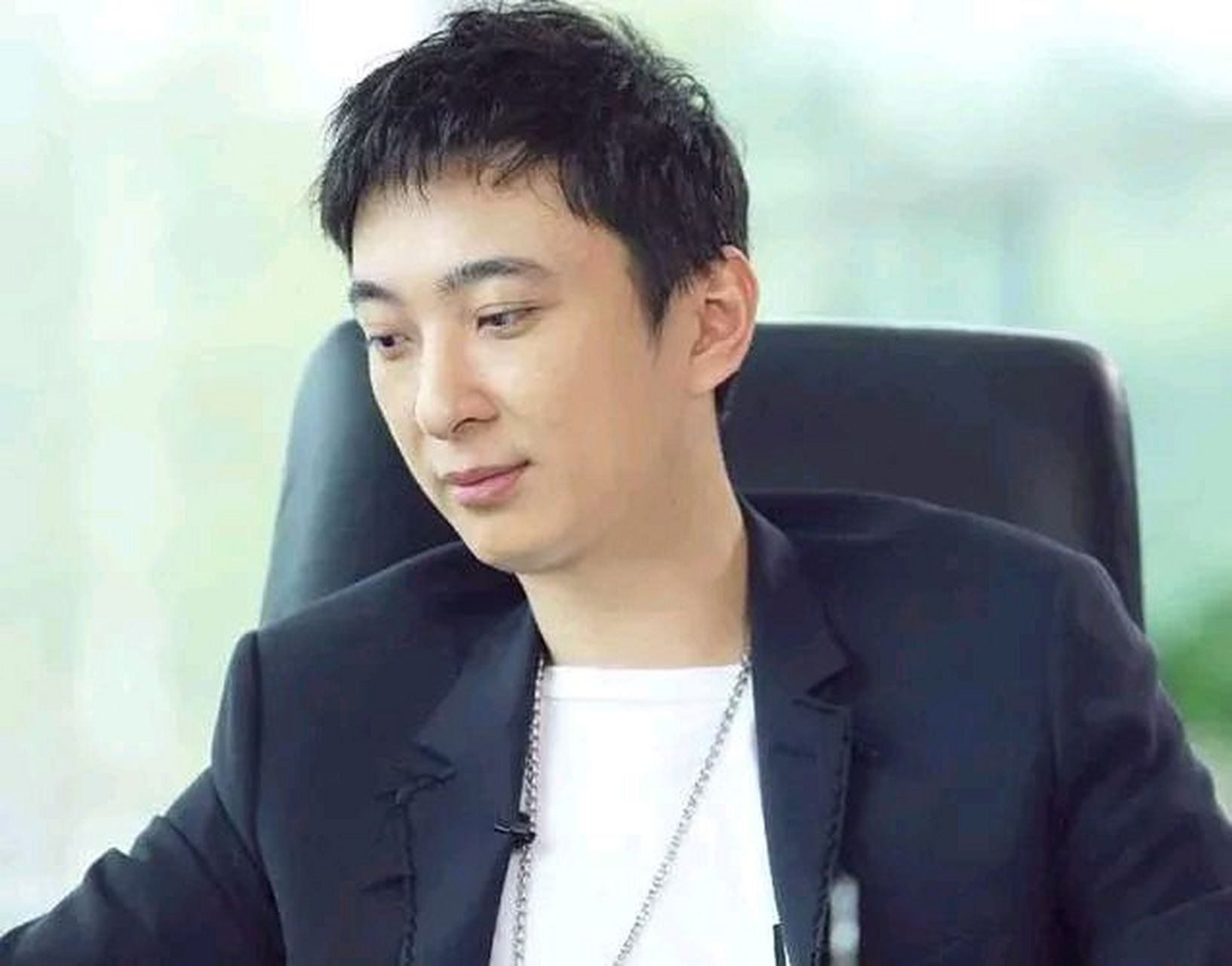 国民老公王思聪花巨资50万买回来一台100寸的索尼电视,可以看得出这太