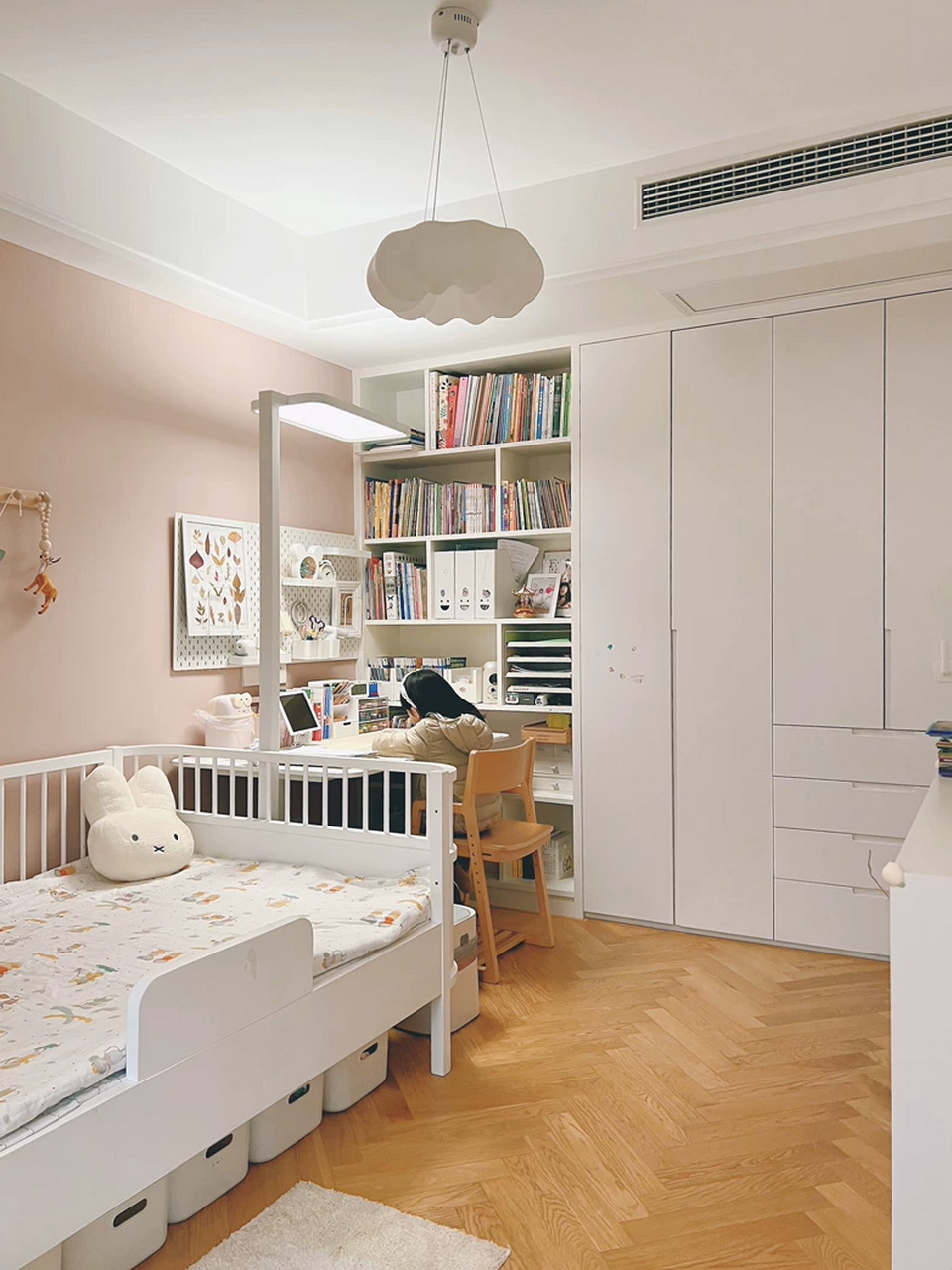 儿童房比较迷你,大约10个平方左右,空间虽小学习,玩耍,睡眠,收纳功能
