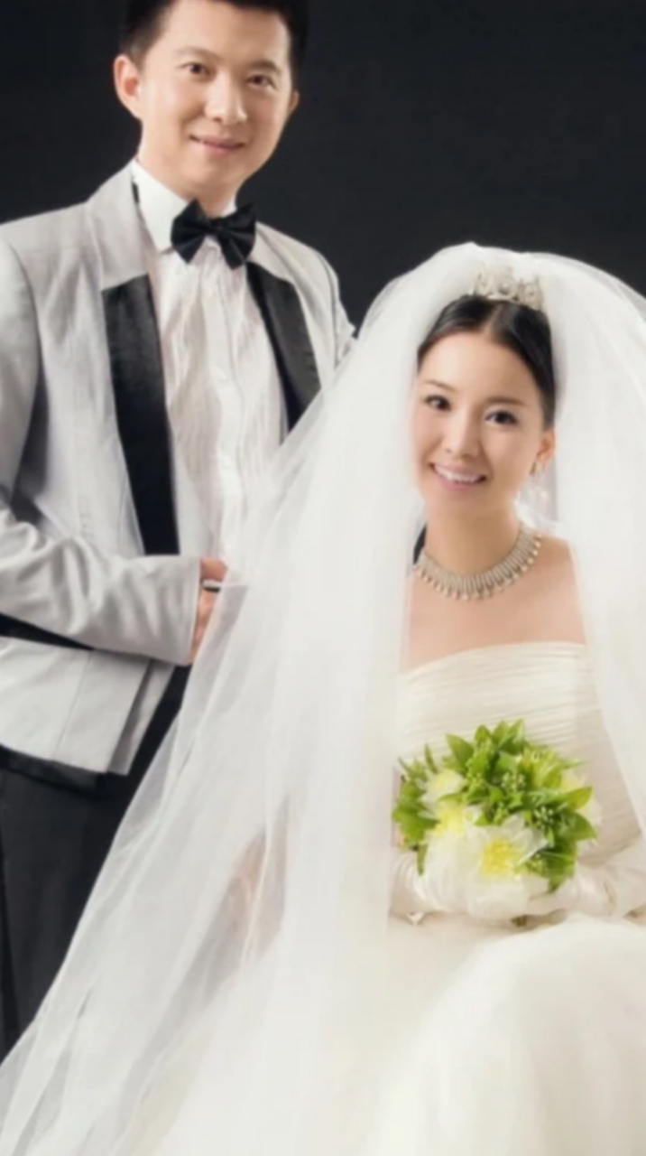 童年记忆里的主持人,红果果和绿泡泡合影,两人结婚13年了,孩子都长大