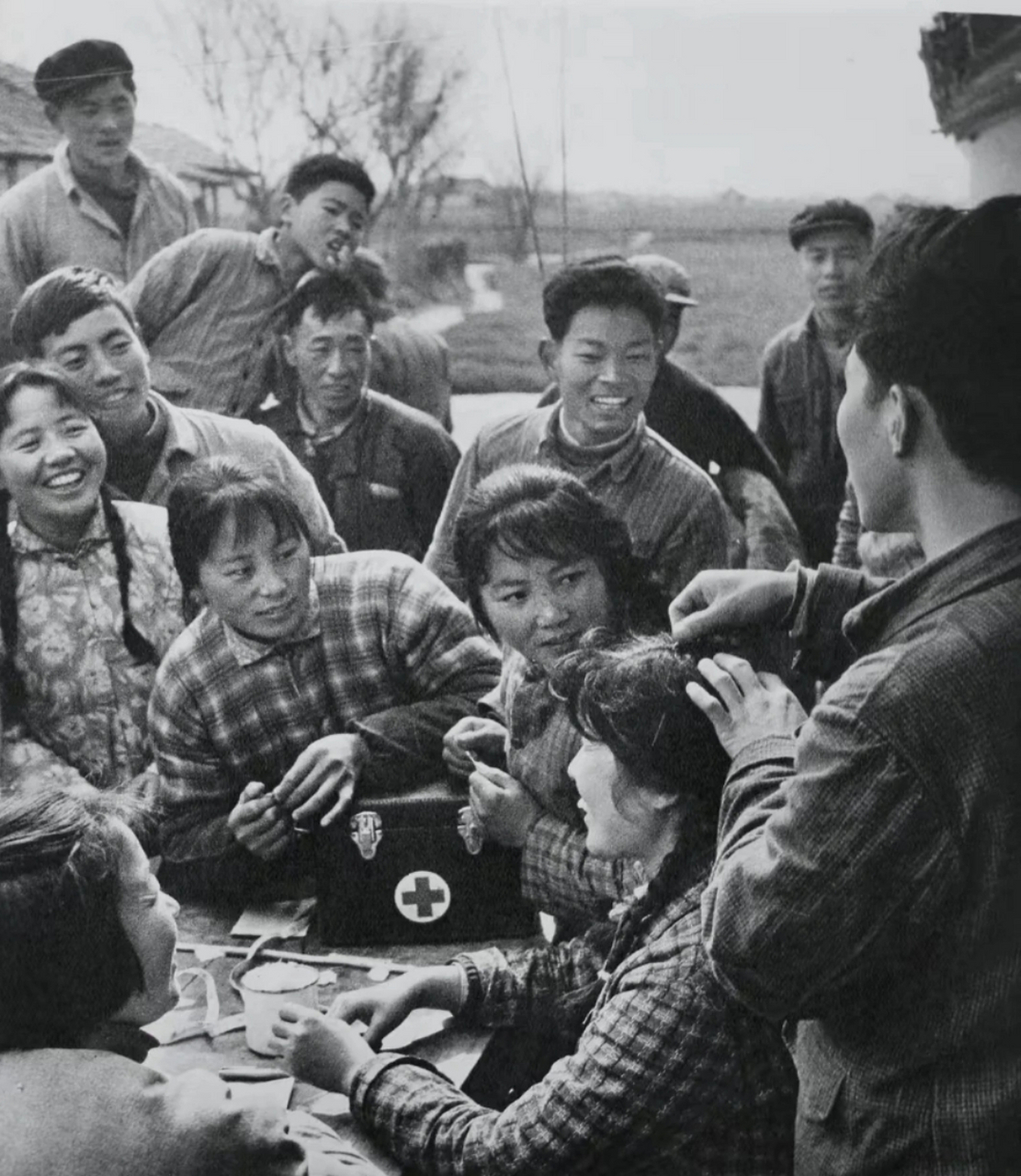 1972年11月,上海川沙县江镇,一位赤脚医生正在给群众做针灸,引来众多