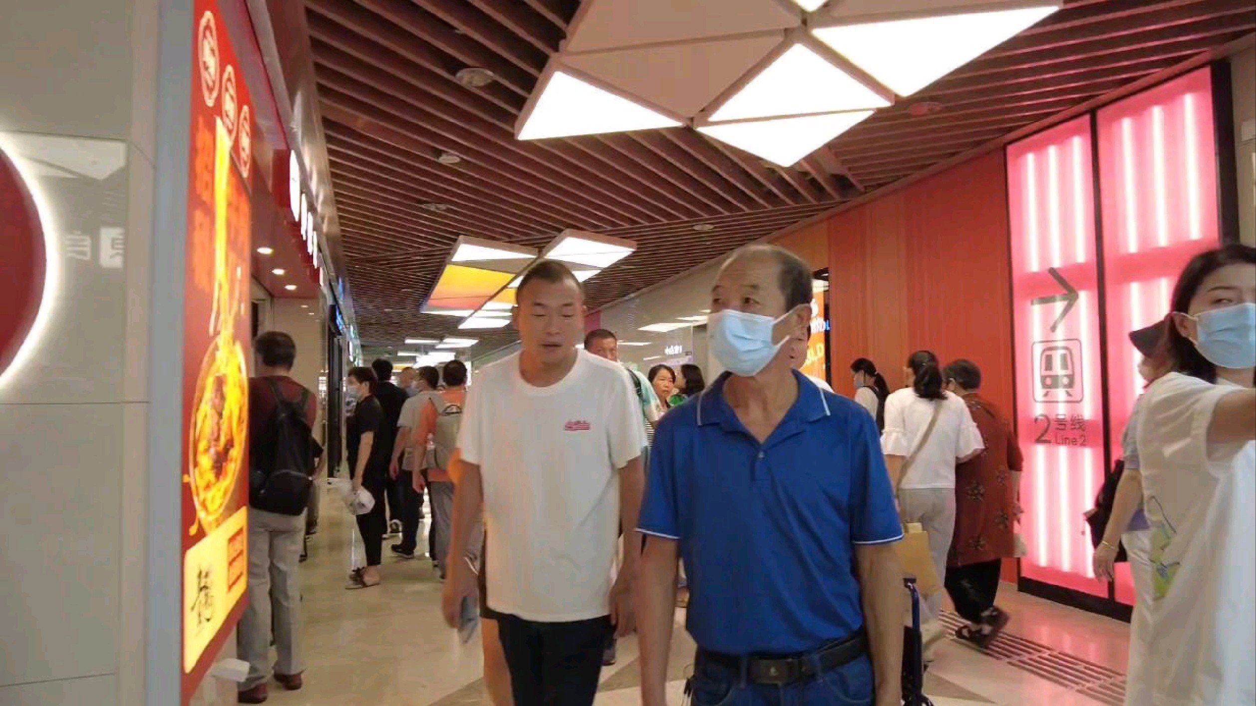 武汉中山公园地铁站拾光PARK开街,聚集36家美食店铺,吃饭排长队