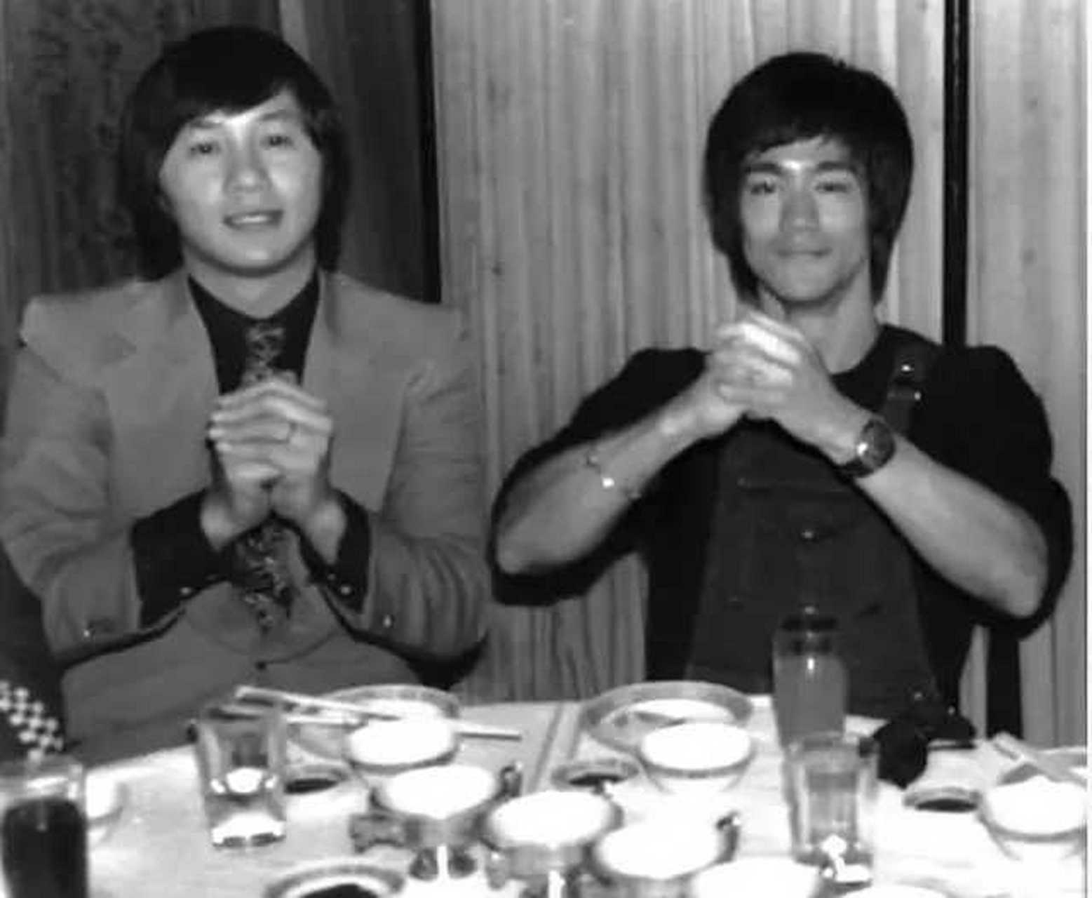 74岁许冠杰公开与李小龙极珍贵贺年照 #明星#   有粤语乐坛"歌神"之称