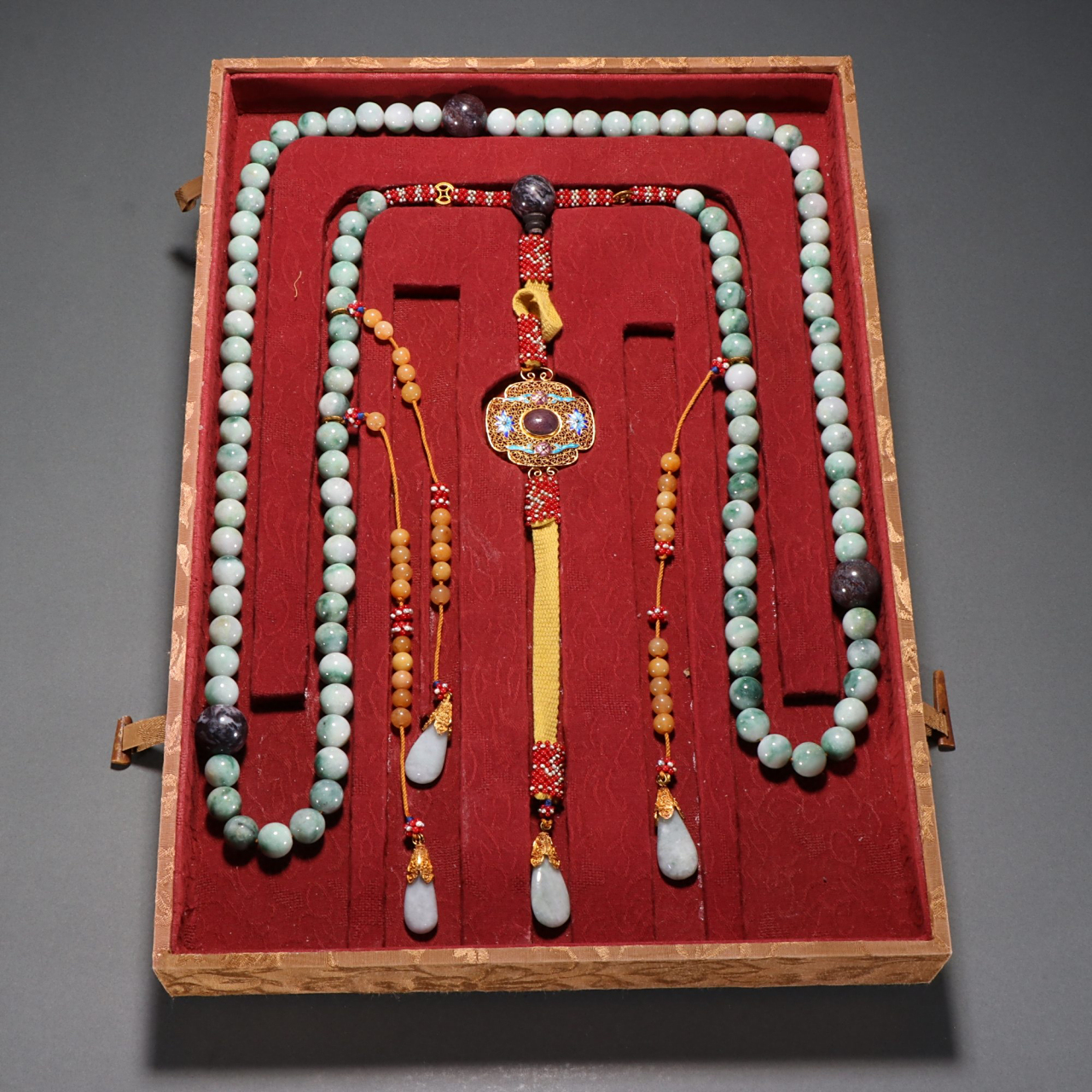 清 老翡翠朝珠一盘. 规格:珠径1.3㎝重539g