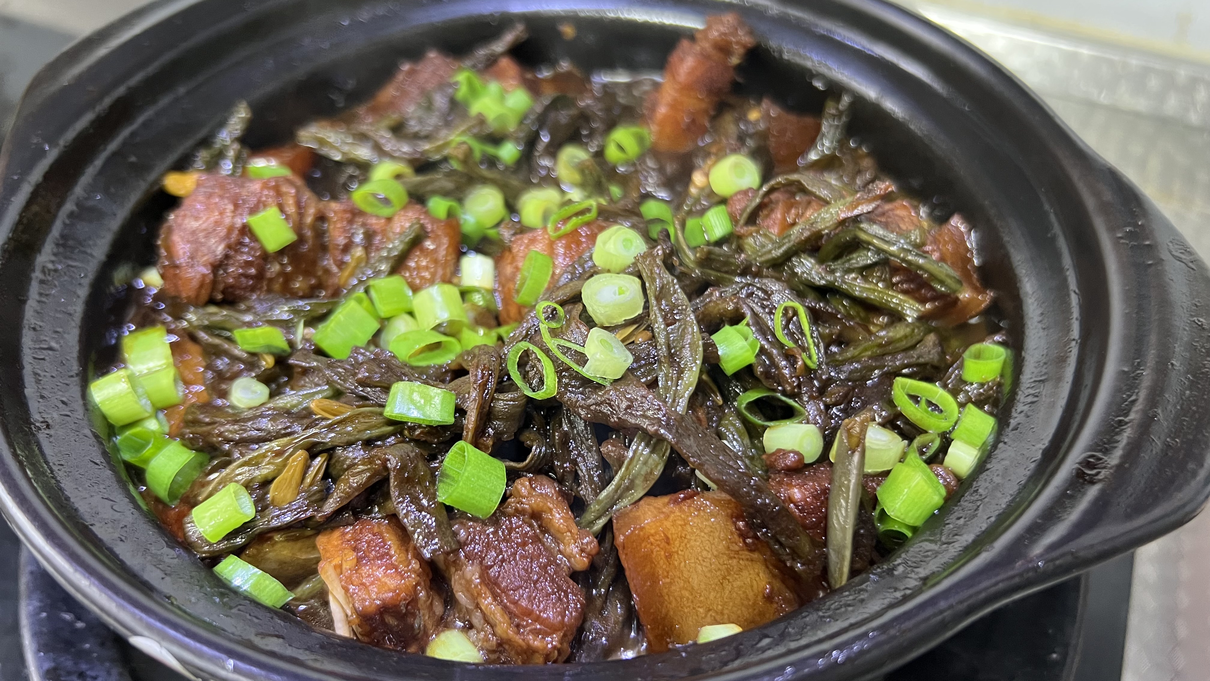 五花肉焖焗干豆角,简单家常菜,肉菜入口即化解馋又过瘾真香