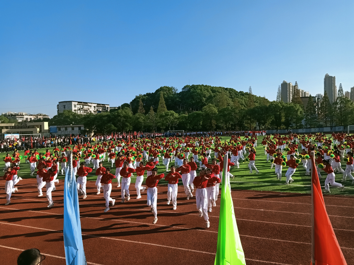 新钢中学校运会开幕式:活力团体操惊艳亮相 个性十足点亮青春