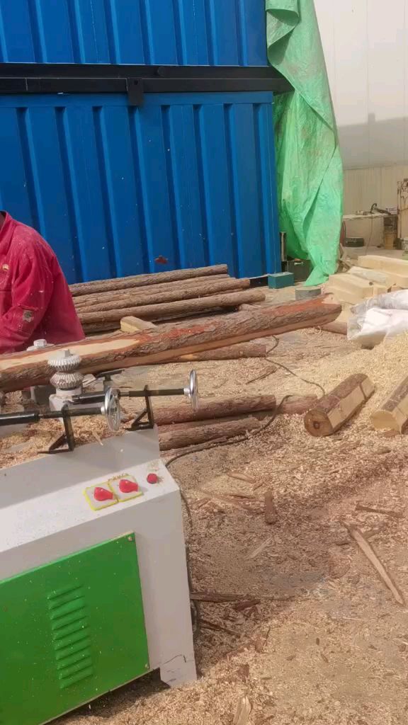 木工圆棒机加工木材圆木