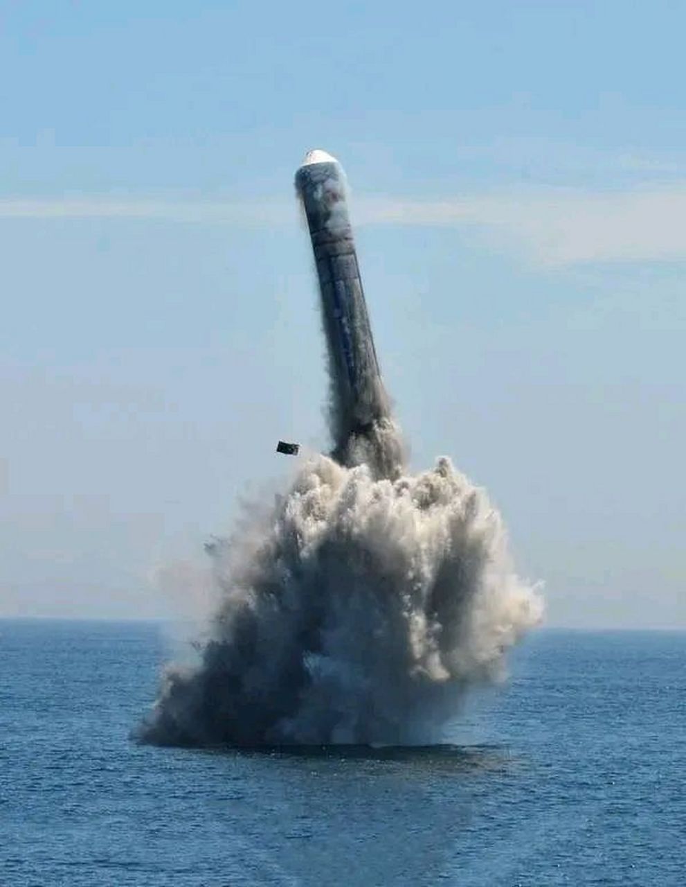 巨浪3洲际导弹 巨浪3是中国研制的一种洲际弹道导弹,可以携带核弹头或
