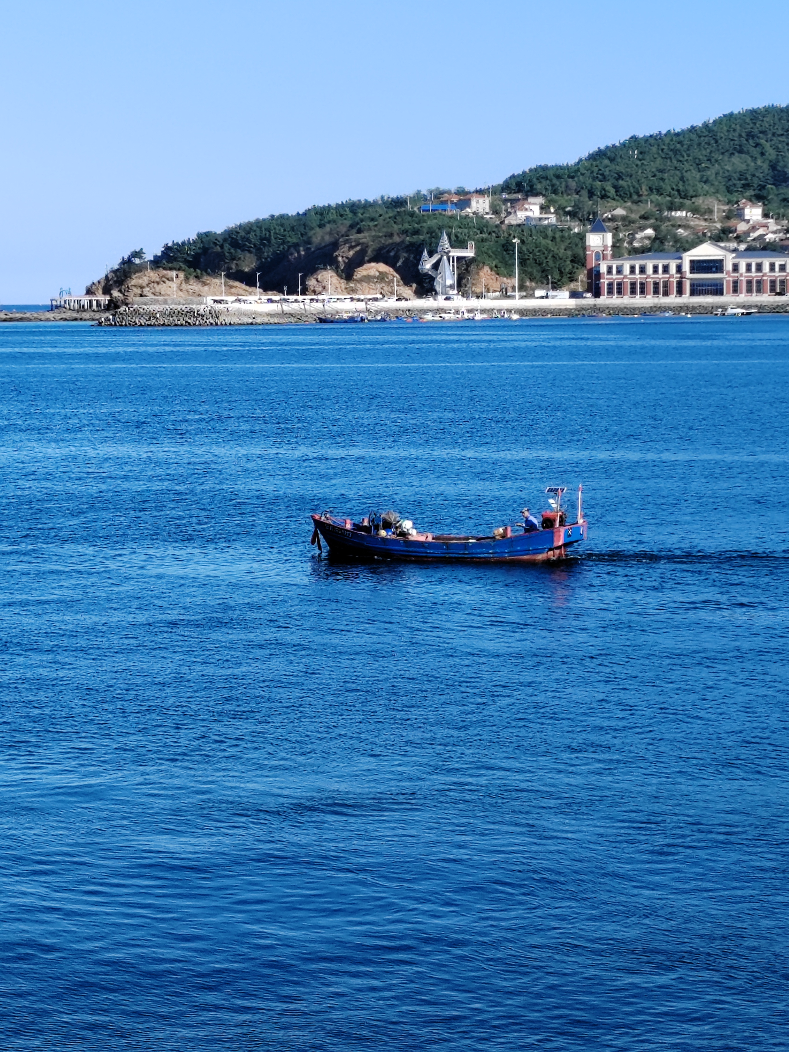 你听吗?     第一个故事是獐子岛的主色调是蓝色的.