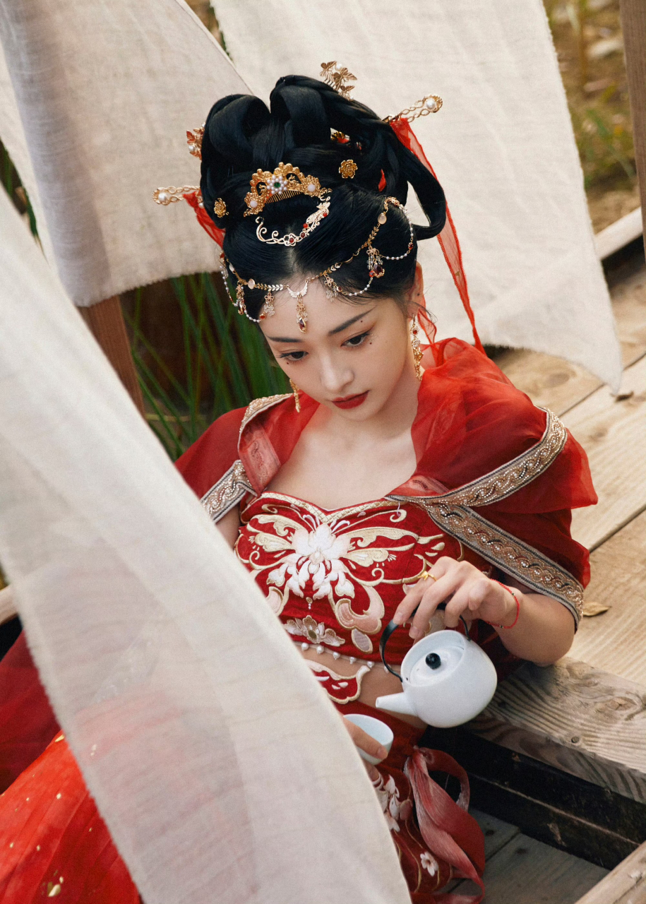 周洁琼今晚的红衣古装美翻啦!