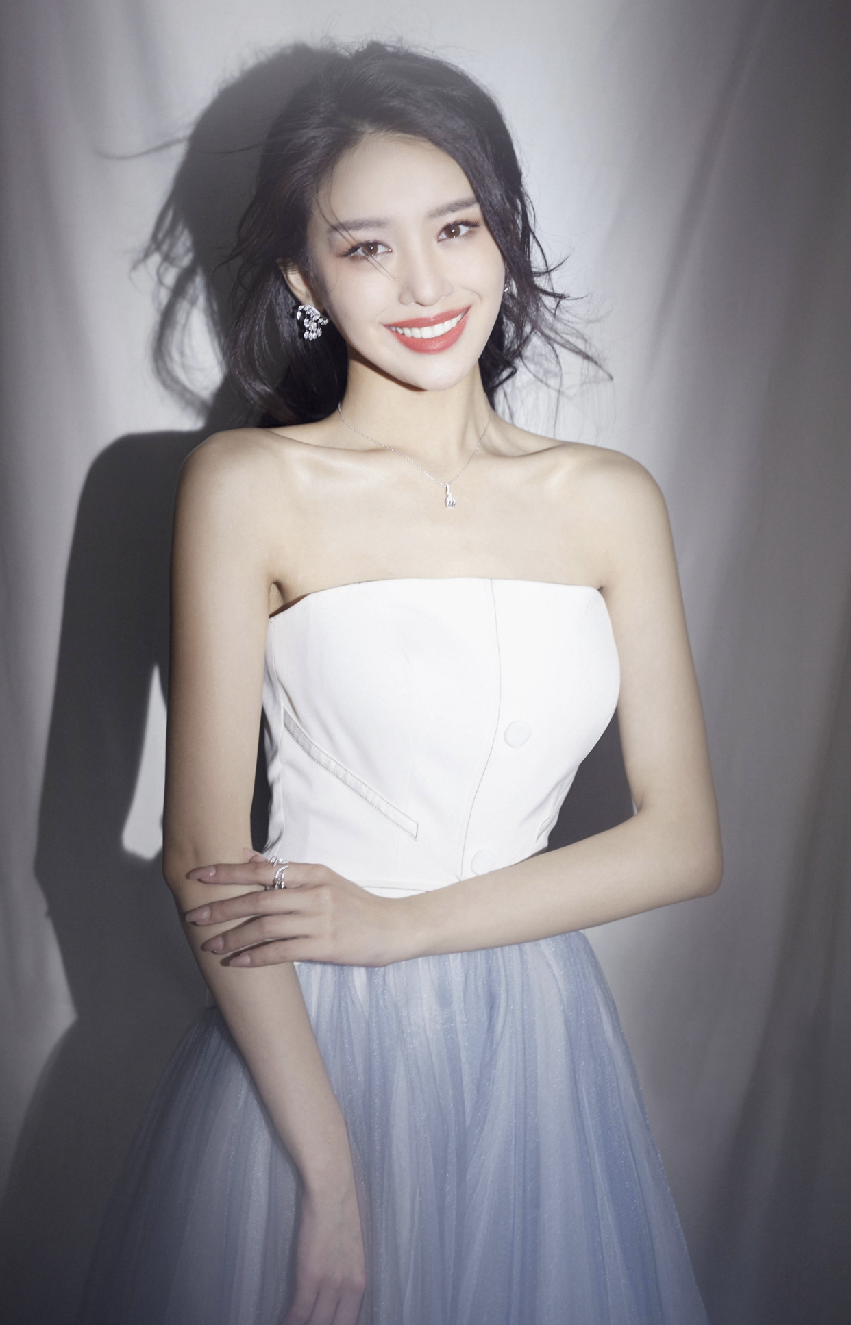 罗秋韵:千娇百媚,秀丽动人