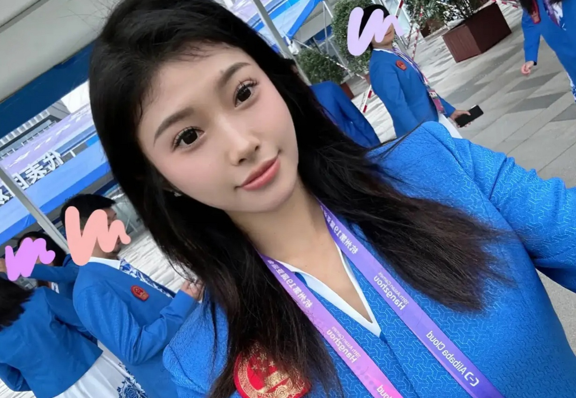 吴艳妮竟然不是旗手 无论从人气,形象还是运动成绩看,吴艳妮都是最