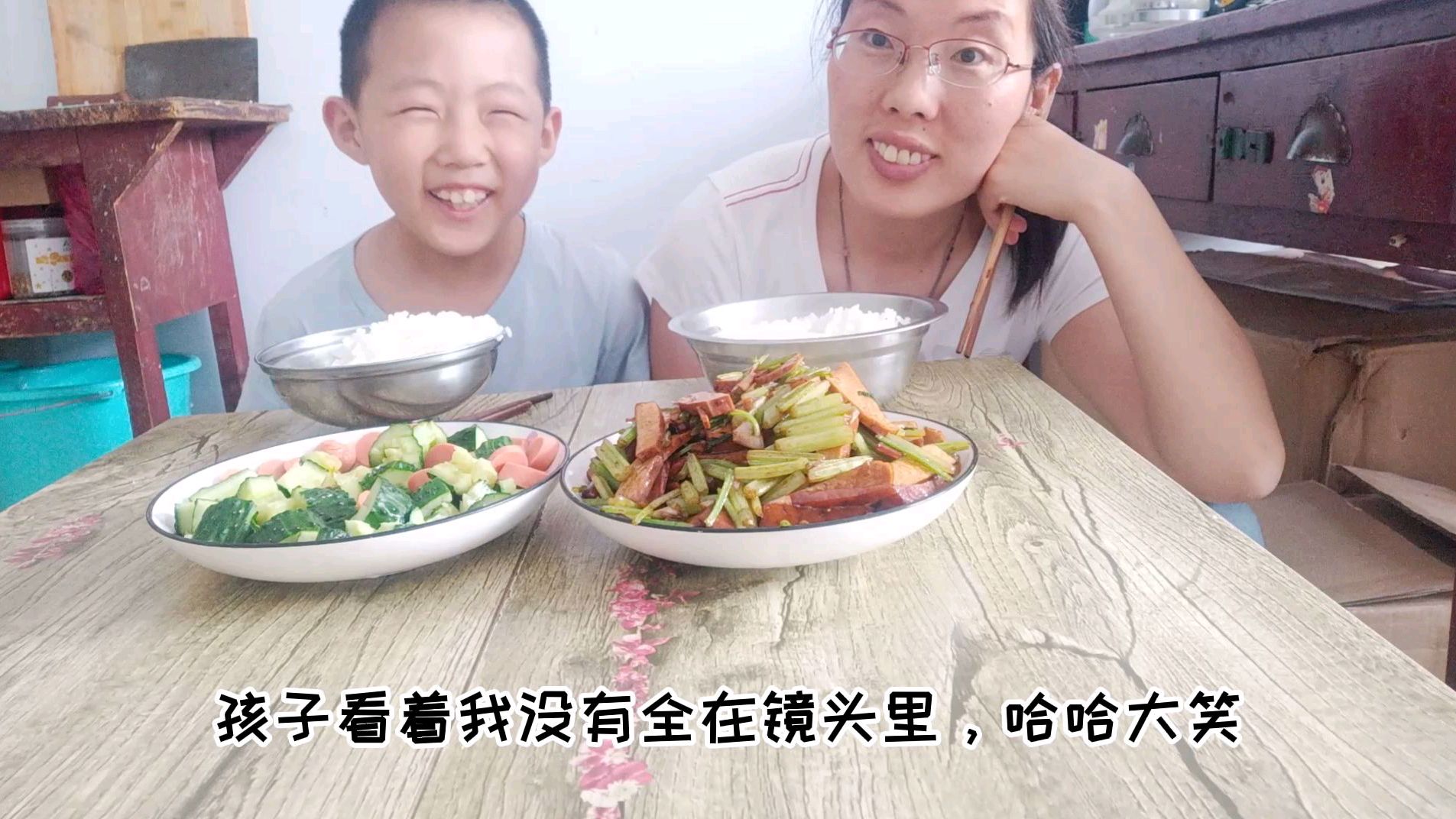 小雅在宿舍炒个芹菜豆干,再搭配个凉菜,这就是简单的生活