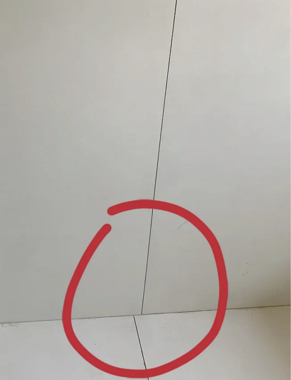 就因为"墙地瓷砖不对缝",我和瓦工闹翻了,我想问一下,你们卫生间的