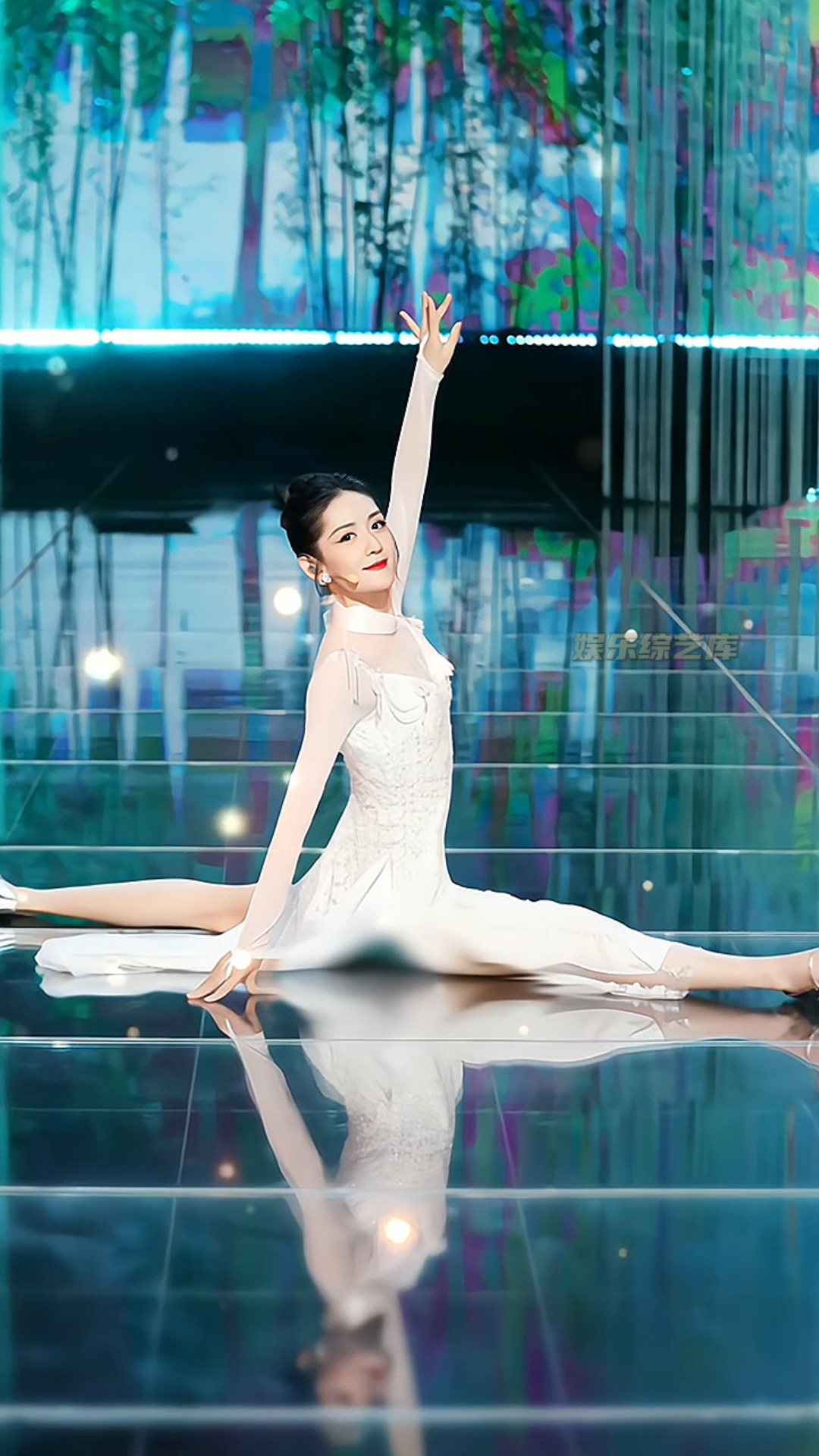 谢娜穿旗袍劈叉 在乘风入画江南舞台,被"江南四美"惊艳到了,最让人