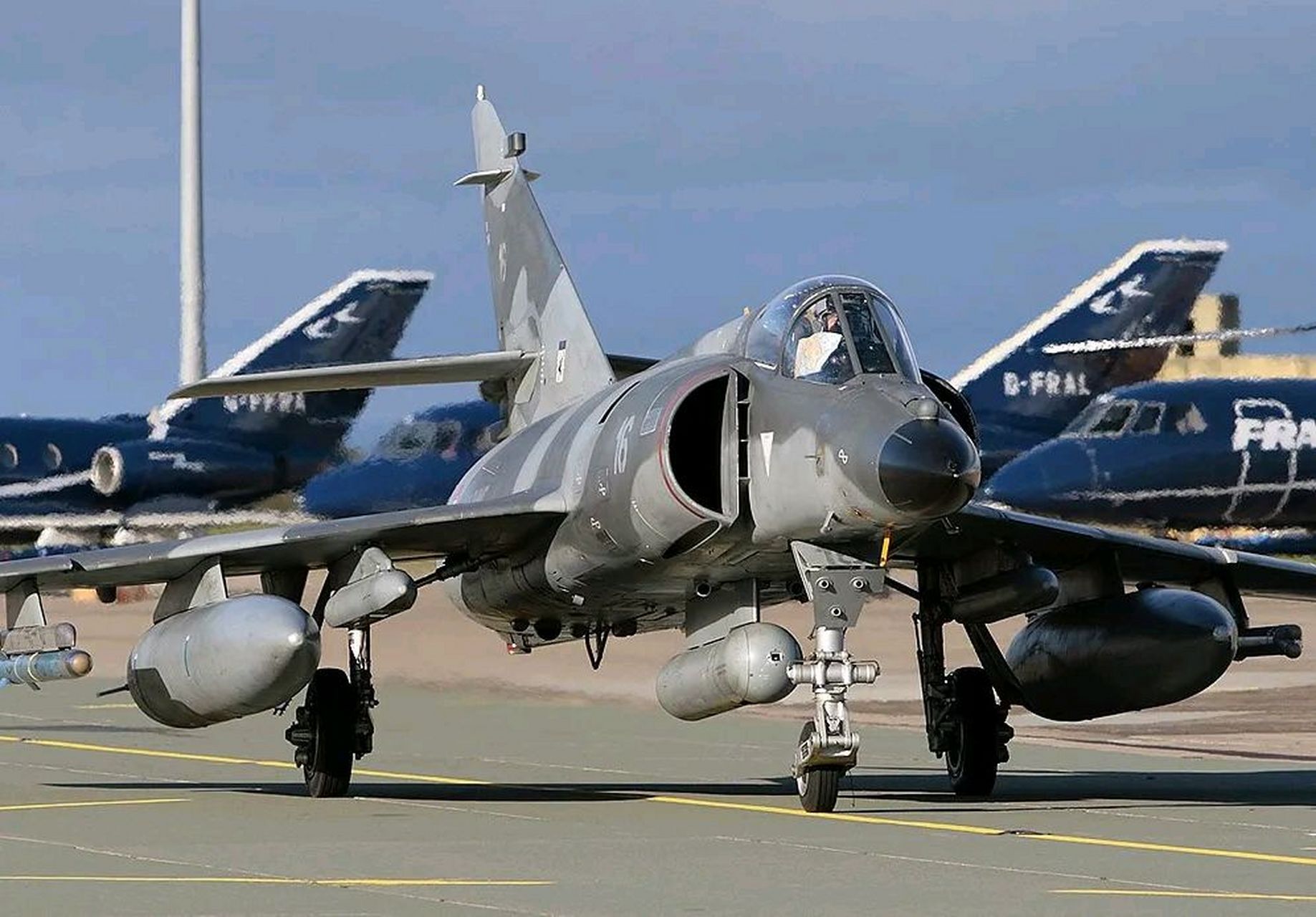 法国"超军旗"舰载攻击机,上世纪比较有名的一型战机.