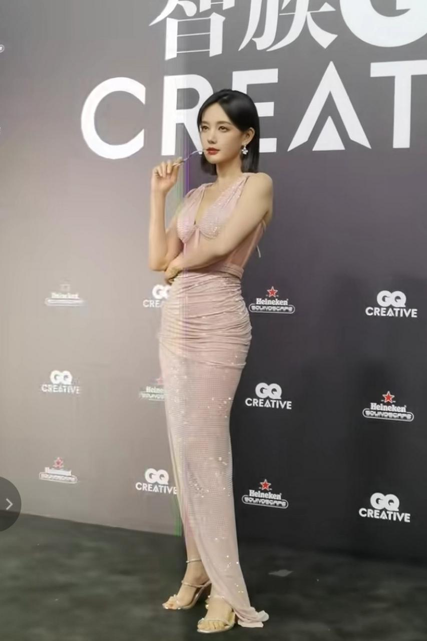 李一桐出席活动,手里拿着吃饭的叉子走红毯,这是用来防身的吗?