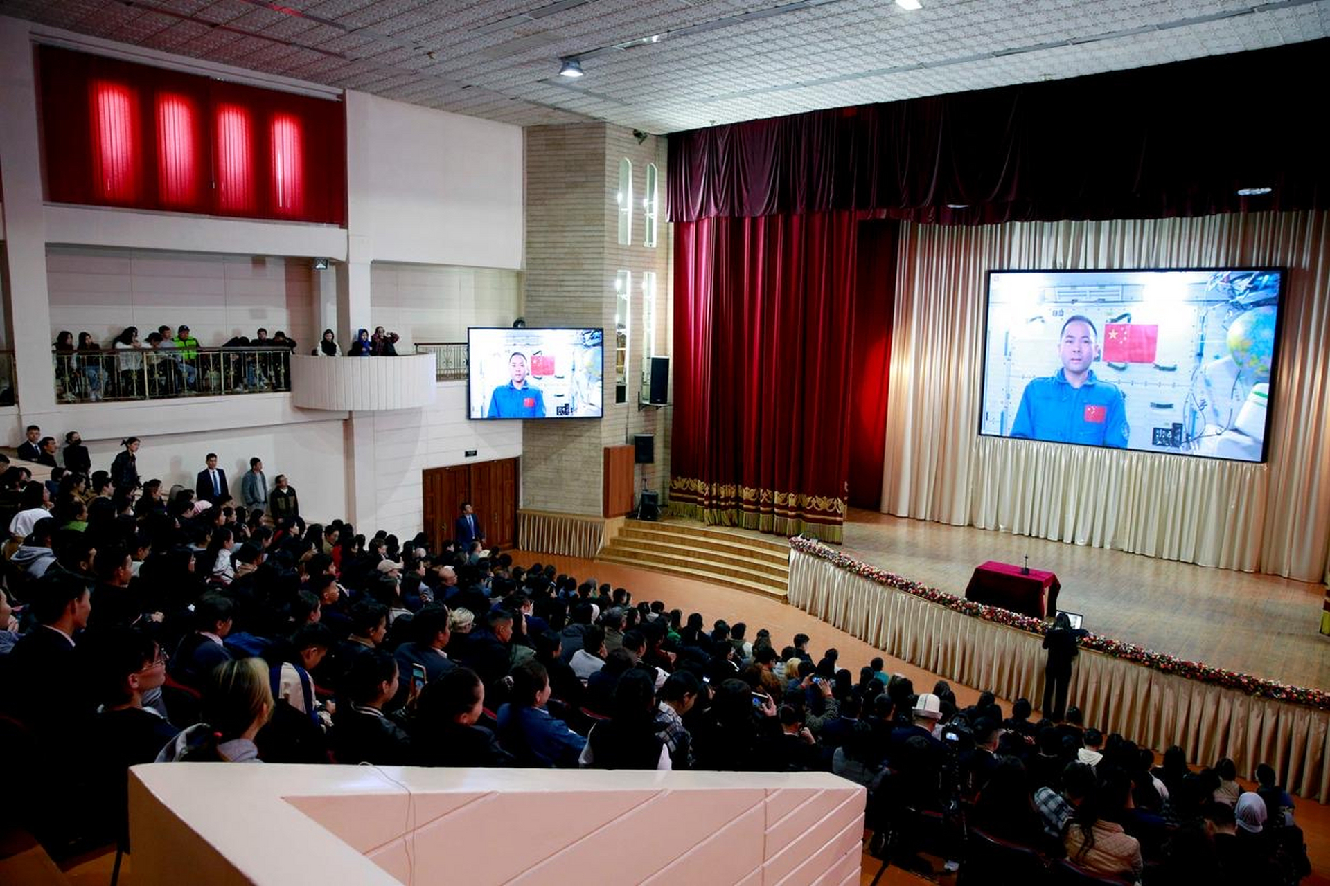 4月20日,吉尔吉斯斯坦首都比什凯克国立大学礼堂举行天宫对话——神舟