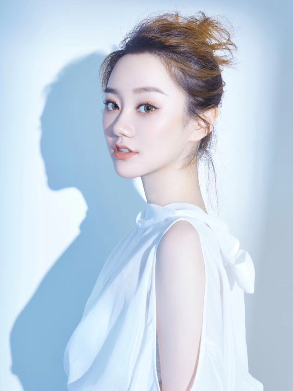 作为一枚颜值歌唱主播,夏玲美在yy直播平台已经有123万粉丝了,直播