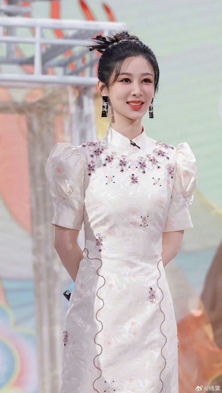 1,迪丽热巴粉丝内斗,把一个流量关注很高的13年大粉给打退网清号了 2