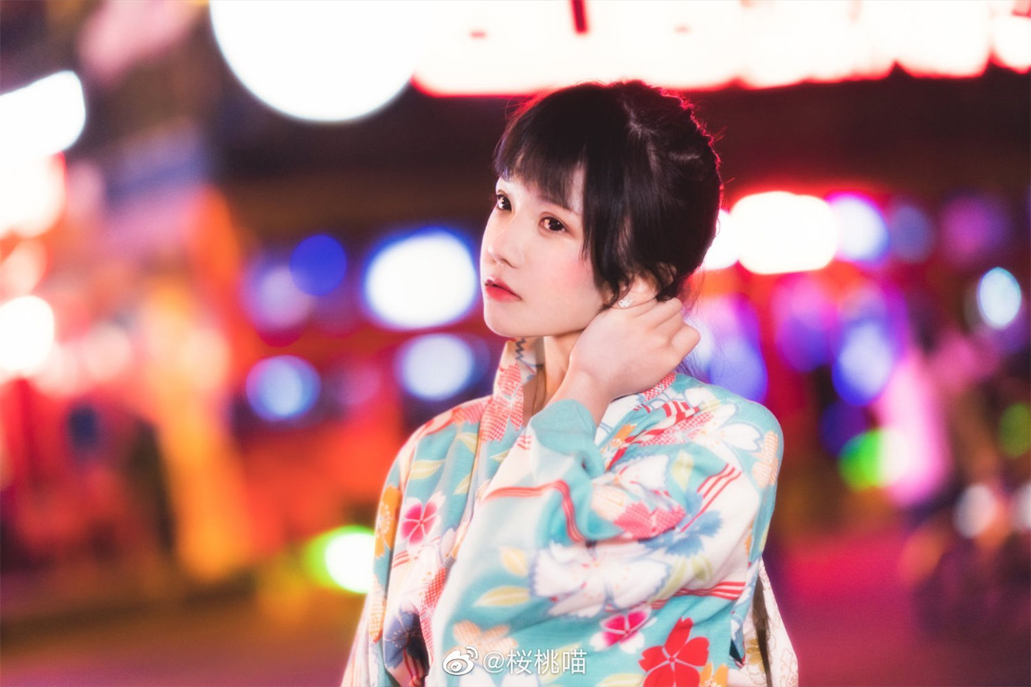 桜桃喵微博cos图鉴赏，霓虹夜景下绽开的粉白樱花