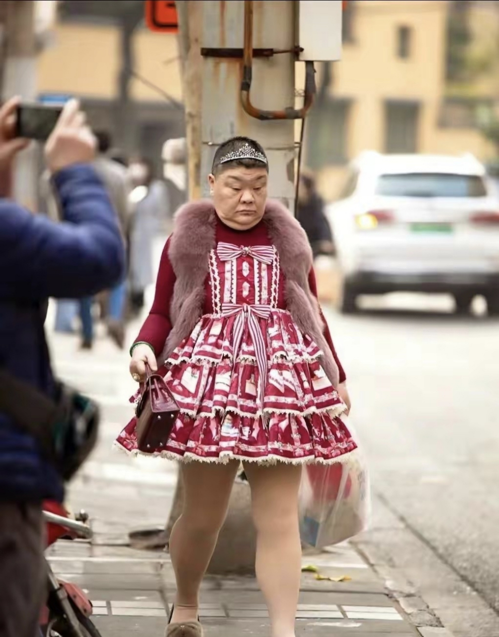 社会百态# 网络上的一张照片火了,五大三粗的身材,刚毅的外貌,短短的