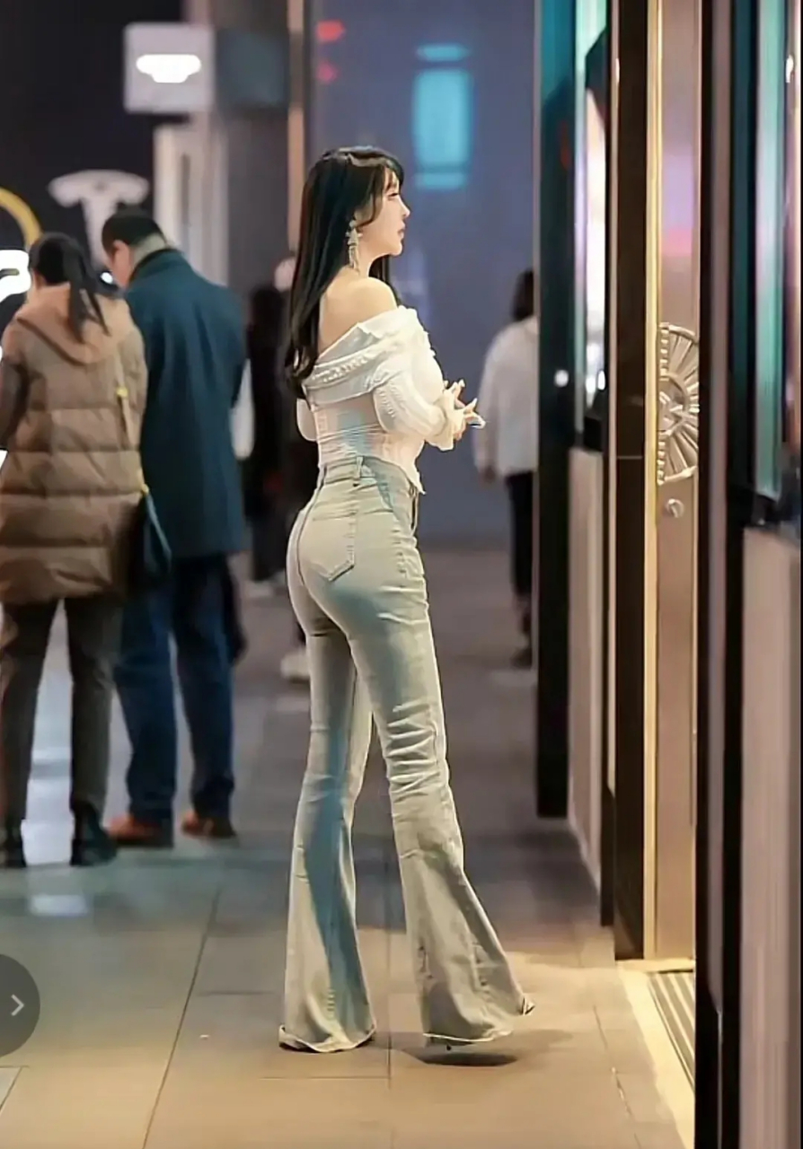 侧面,可以看出衣服对于女士身体比例的要求,同样的衣服,正面和侧面会