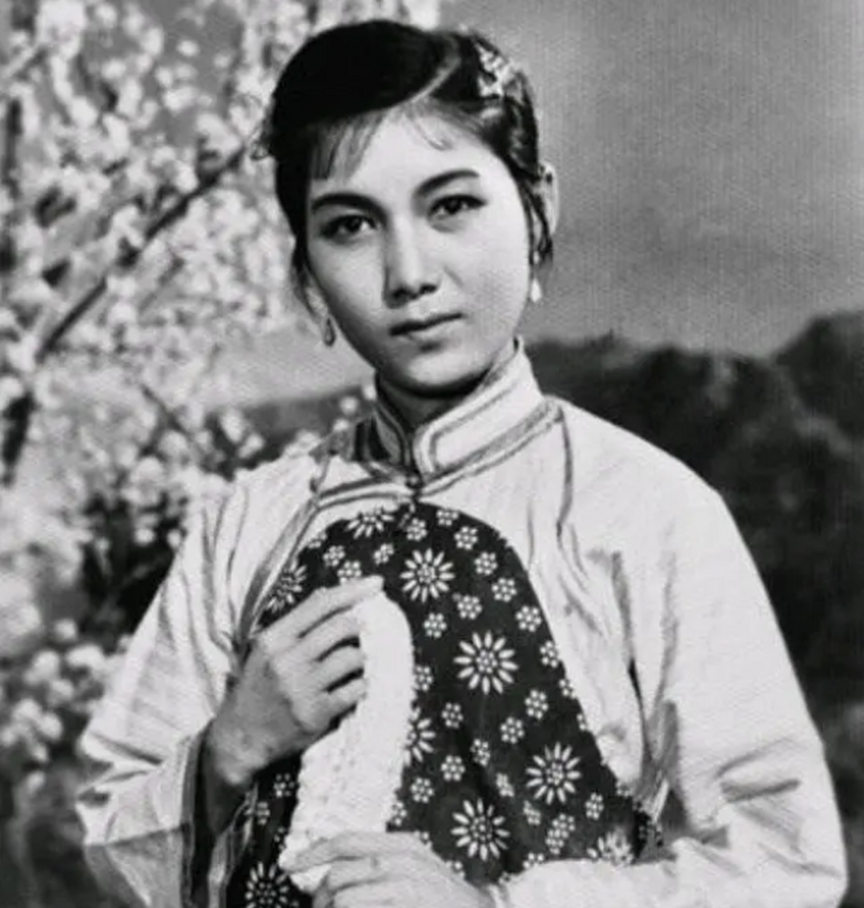 1952年,赵丽蓉与新凤霞,两人在北海公园游玩时的一张珍贵合影.