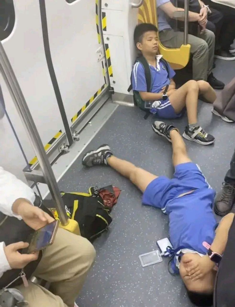 在深圳地铁上,有乘客拍到这一幕.