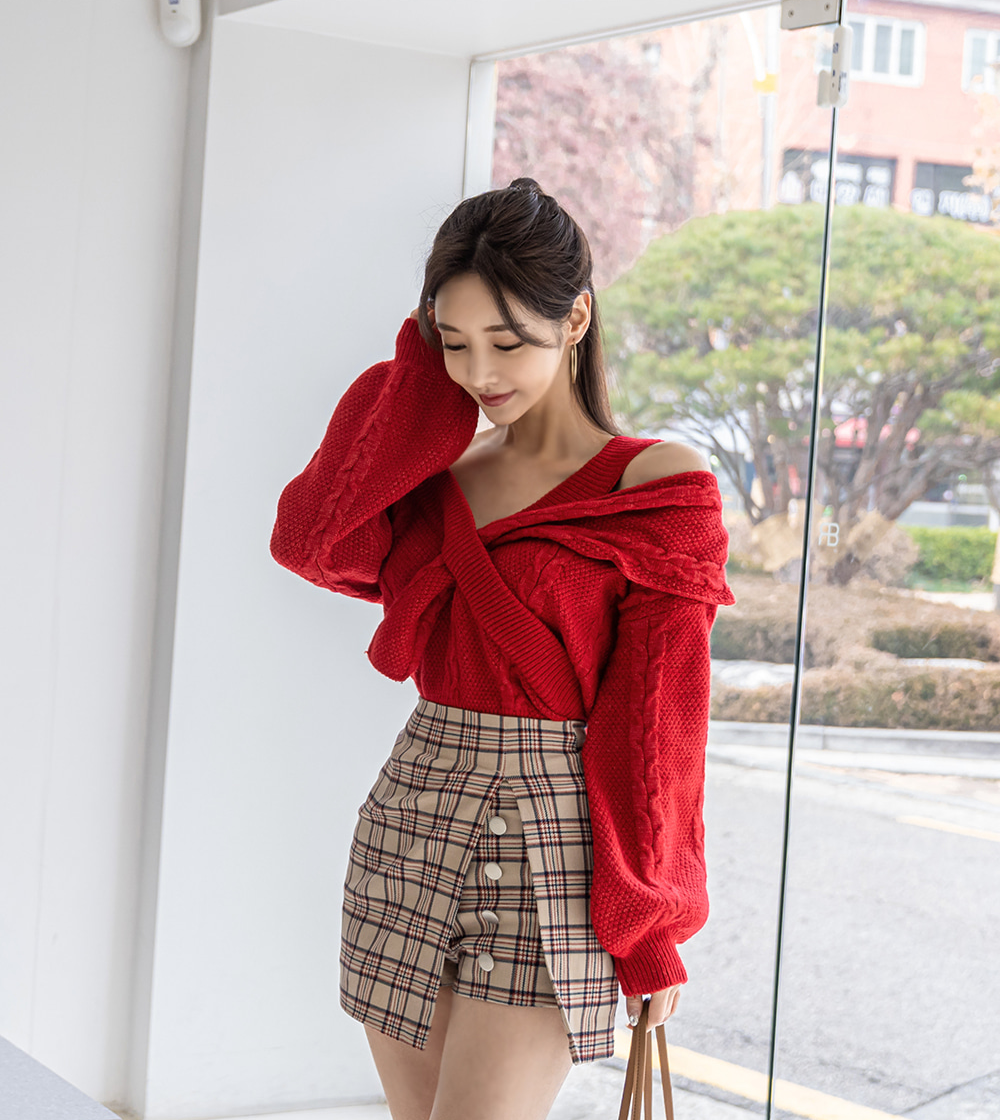 孙允珠韩国女神,玫红色露肩上衣搭配超短裙,水嫩诱人