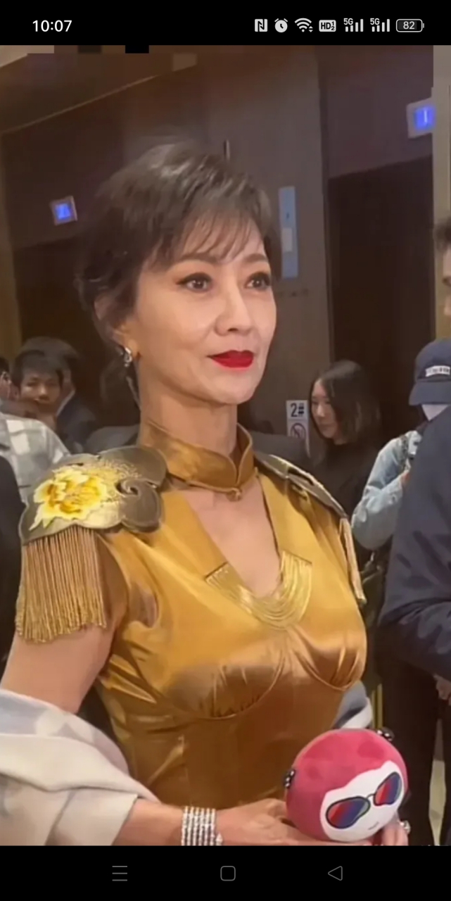 69岁赵雅芝参加活动,被路人拍到, 看上去状态有点不自然, 没有了自拍