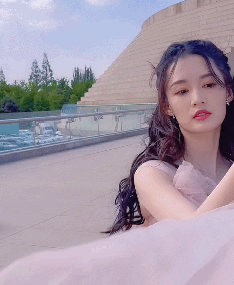 李沁写真,一袭粉色樱花公主裙,轻盈飘逸,温柔优雅