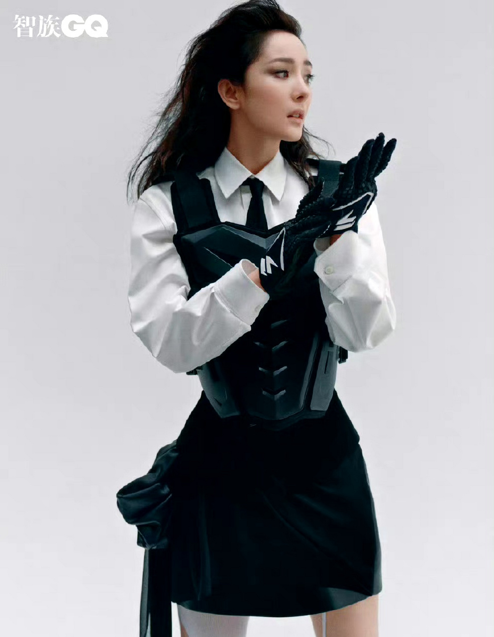 这造型真的帅炸了,恭喜首位且唯一的五大男刊大满贯女演员杨幂成为