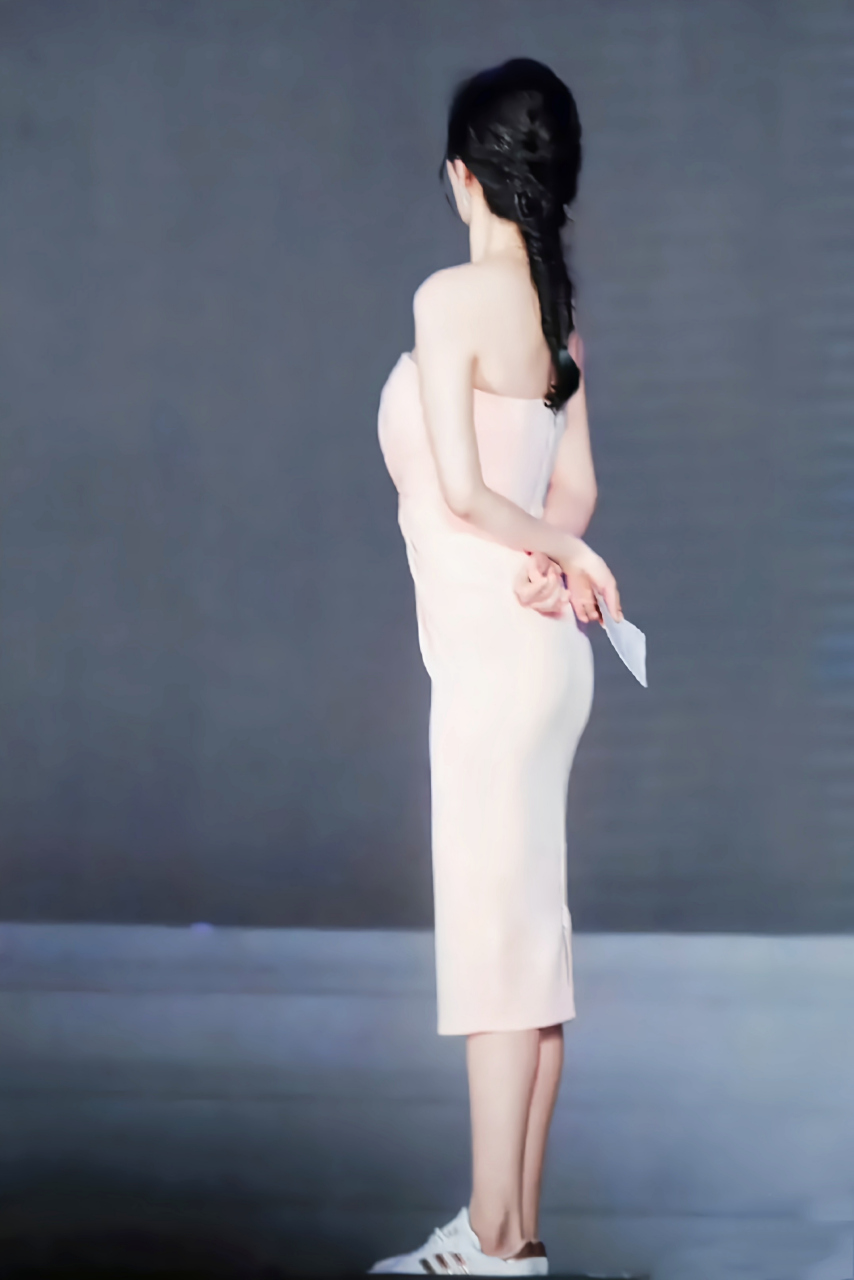 1双平底运动鞋,瞬间暴露了大幂幂的身材.