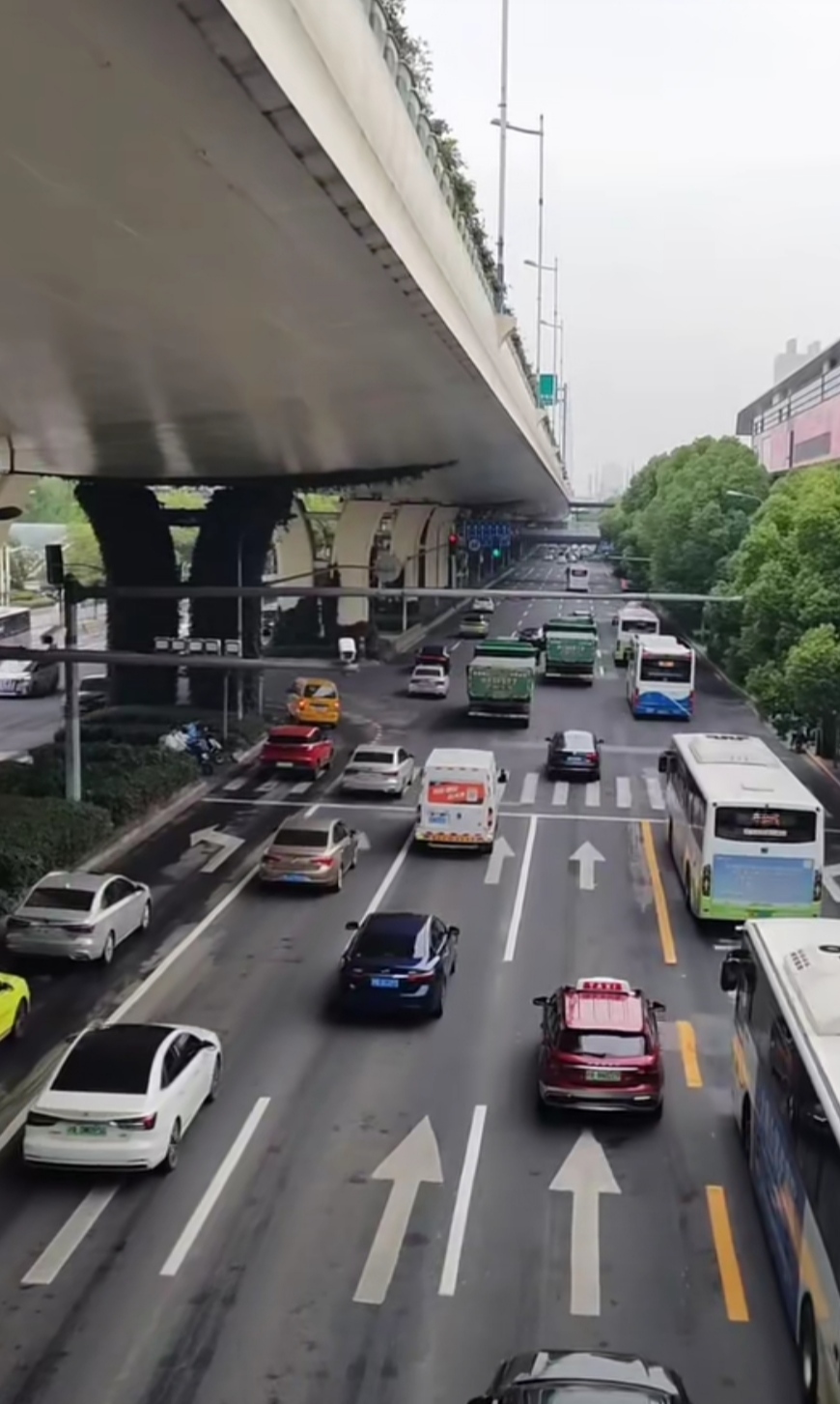 实拍上海集聚地莘庄地铁站人山人海