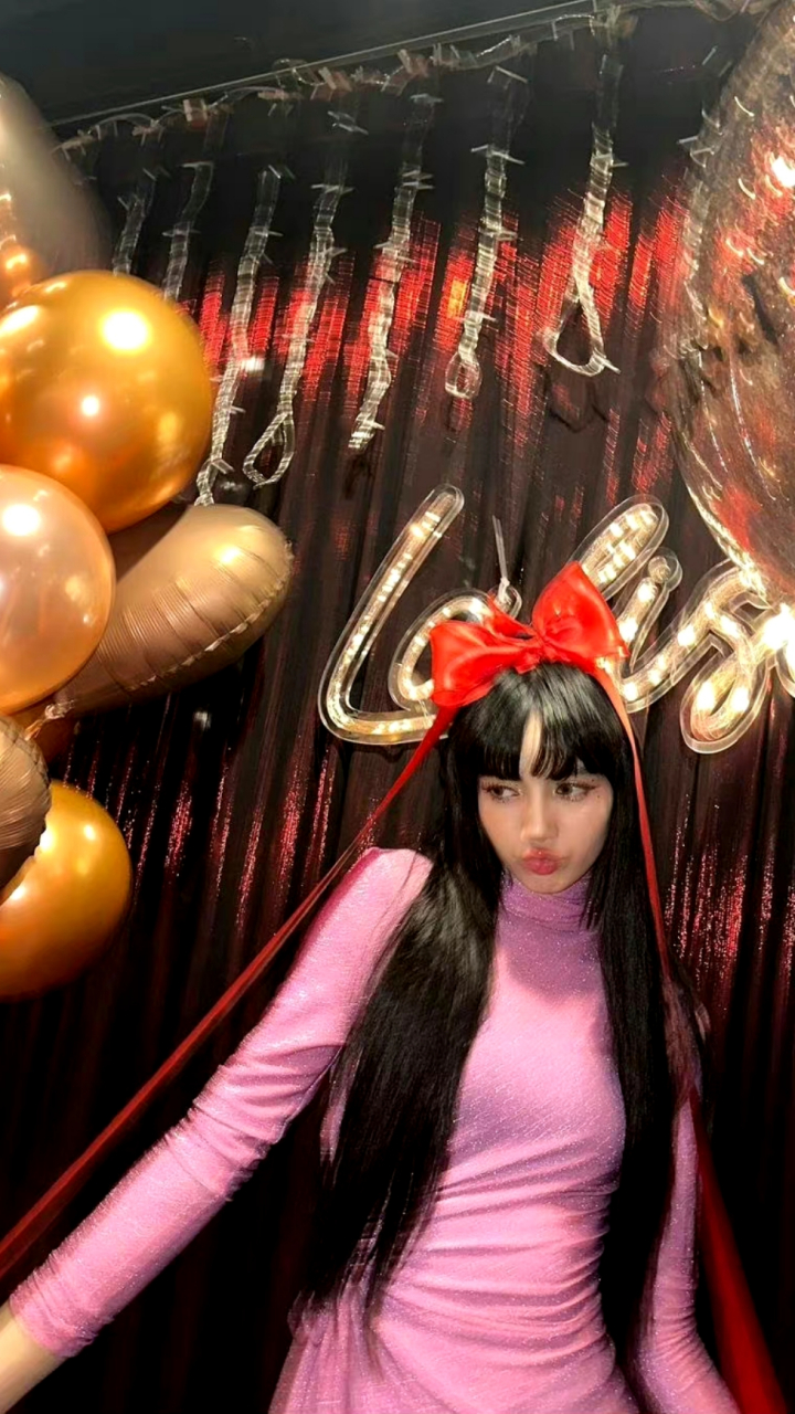 lisa红蝴蝶结造型# lisa生日造型释出,粉裙77红蝴蝶结发饰,真 ""